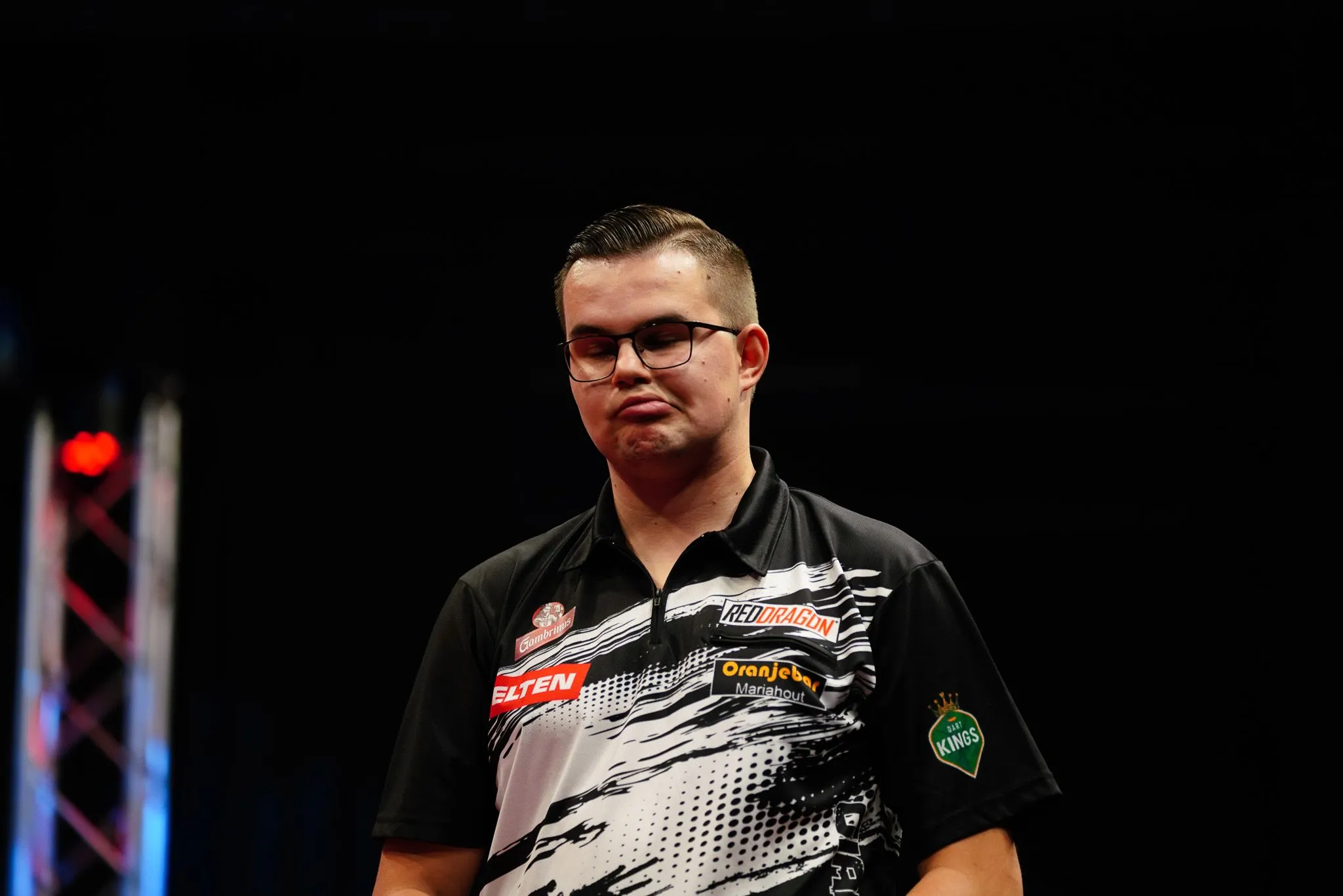 Gian van Veen na Wade-masterclass uitgeschakeld op de World Matchplay; Clayton ten koste van teleurstellende Bunting naar halve finale