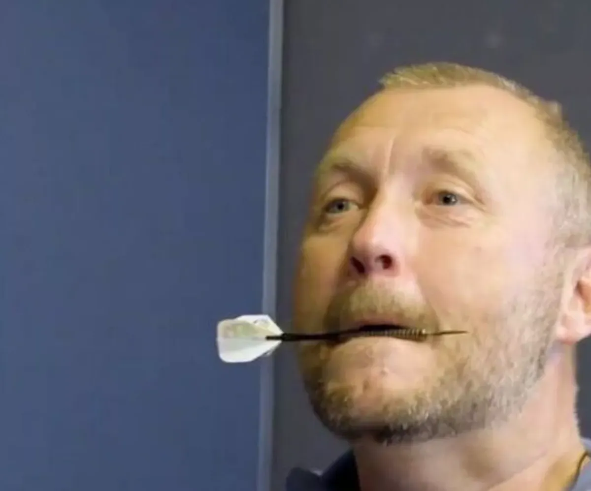 VIDEO: Wayne Mardle verslaat Fallon Sherrock zonder zijn handen te gebruiken
