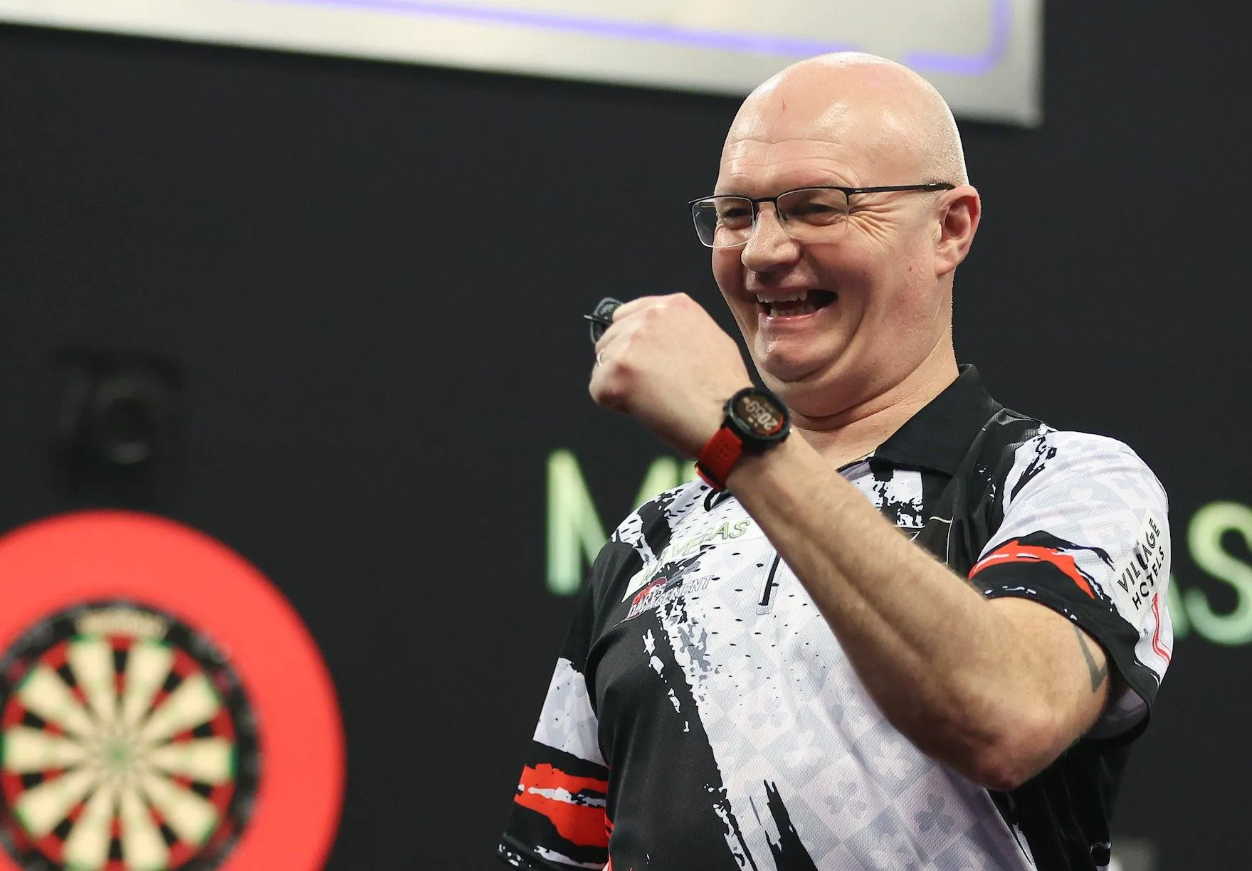 Mickey Mansell bereikt tweede ronde op WK Darts na moeizame overwinning op Tomoya Goto