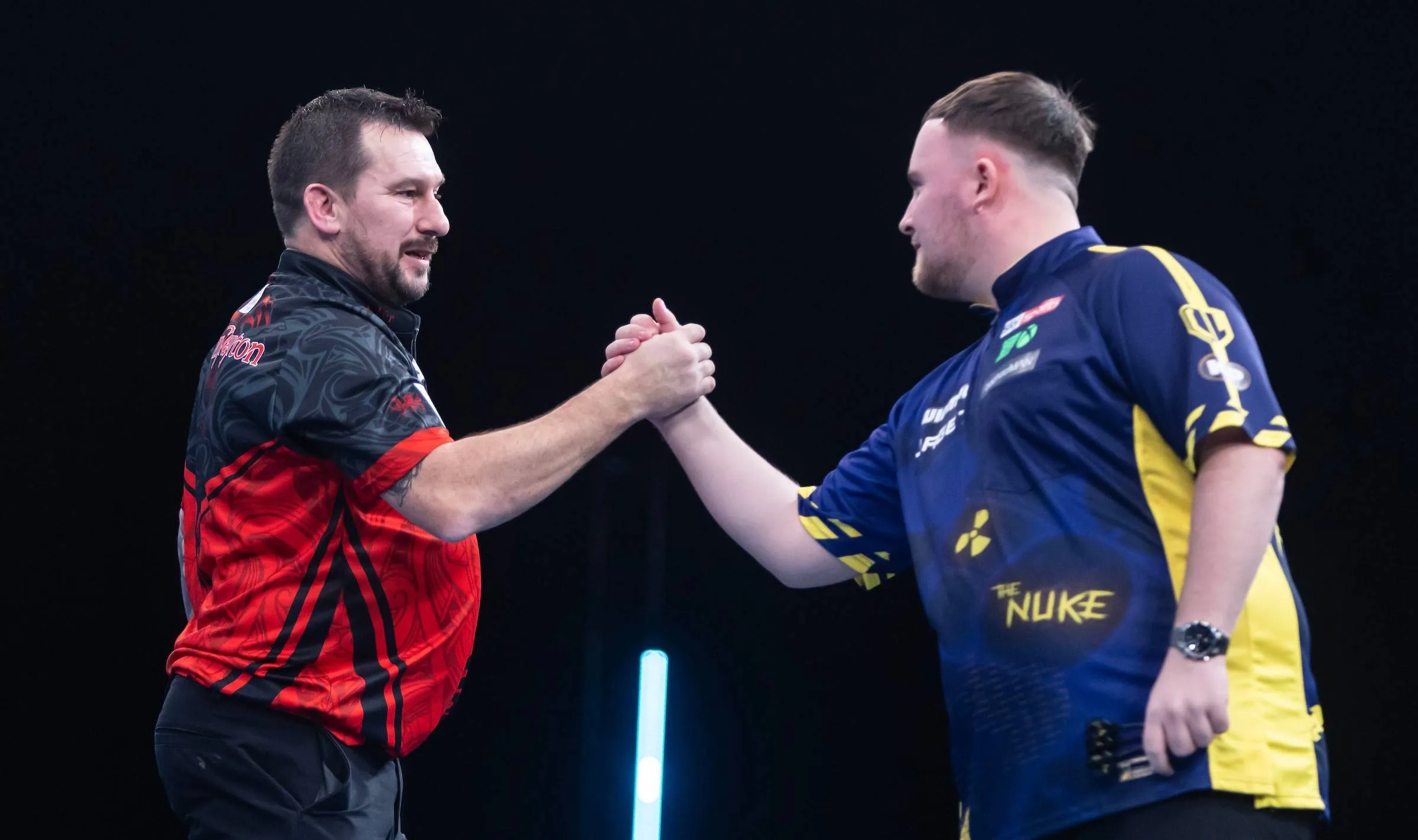 Jonny Clayton vloert wereldkampioen Luke Littler op Winmau World Masters
