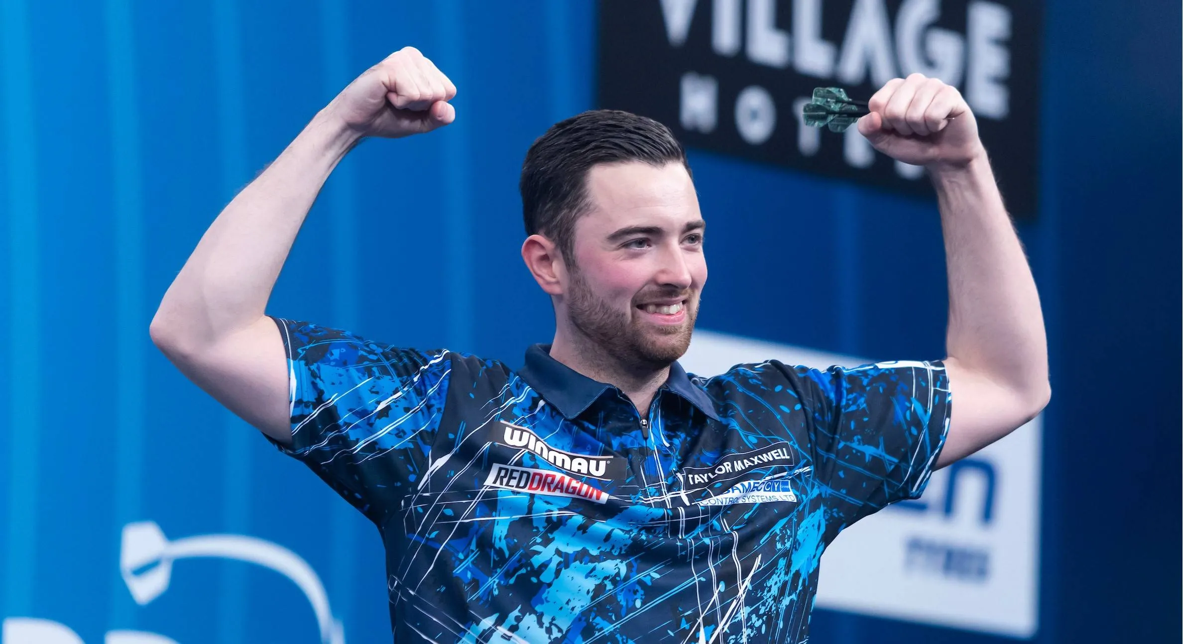 Luke Humphries gaat er vandoor met titel op Winmau World Masters na zenuwslopende finale tegen Jonny Clayton