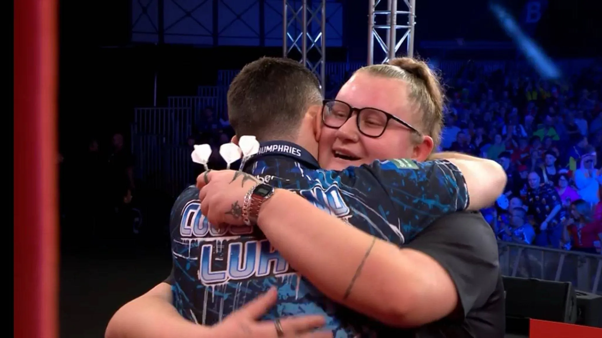 Luke Humphries vol lof over Beau Greaves na titanenstrijd: ''Ze hoort thuis in het topdarts''