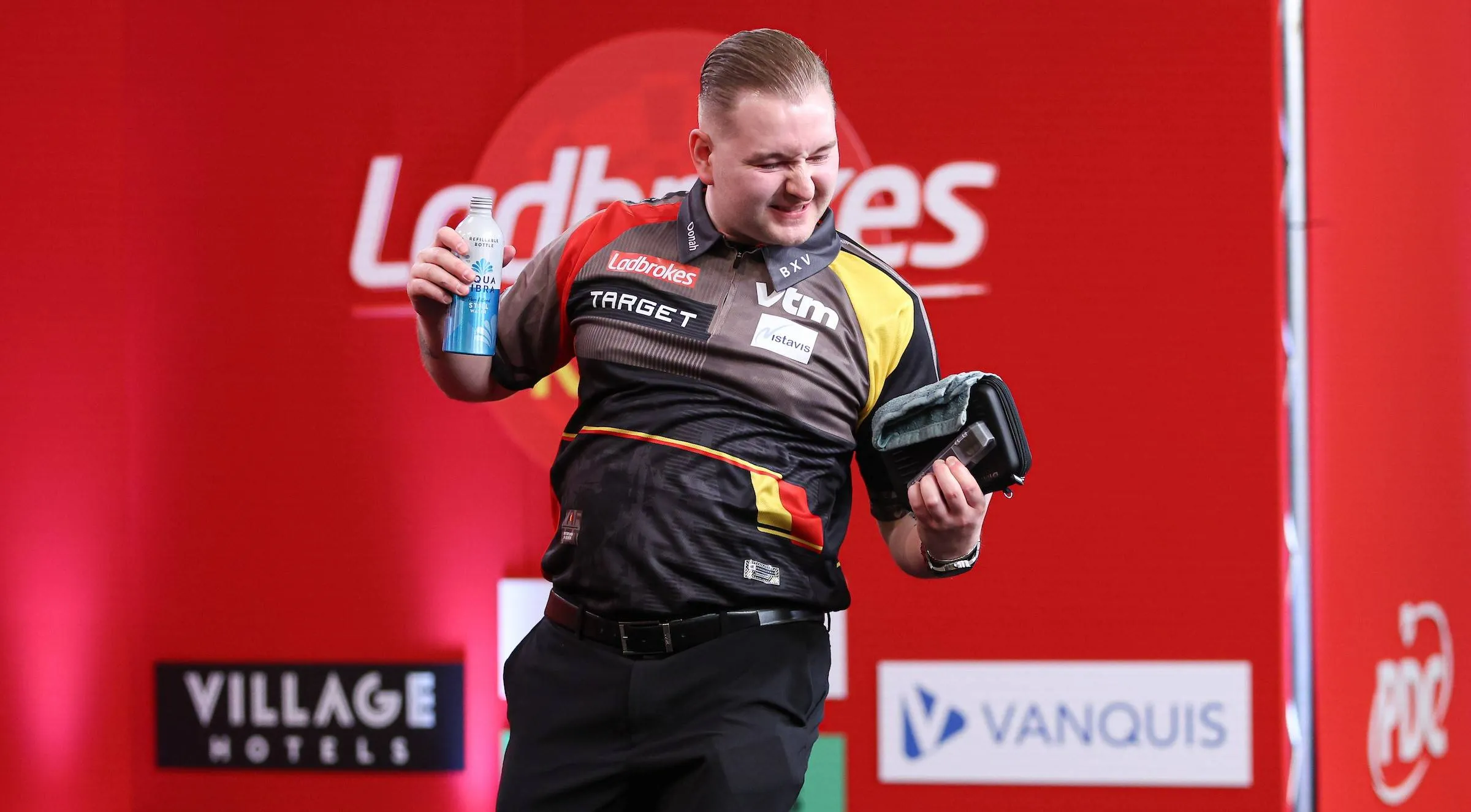 Speelschema zaterdagavond op UK Open Darts 2025: Van den Bergh, Van Veen, Littler en Humphries in actie bij de laatste 16