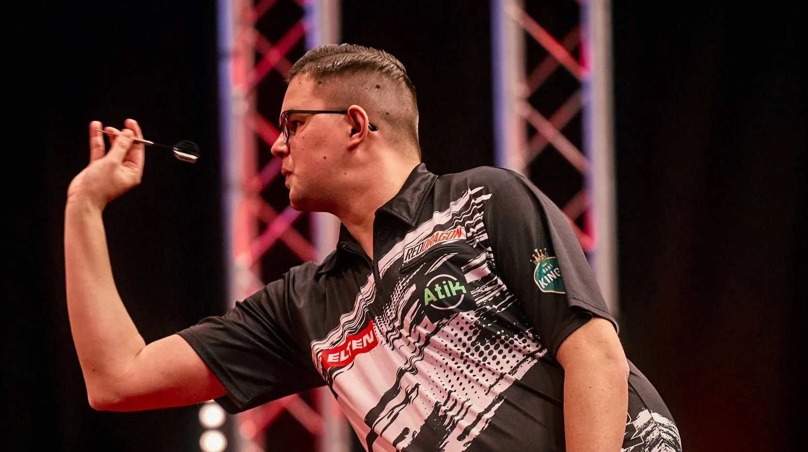 Van Veen verliest van weergaloze Gurney op European Darts Open; Nijman stunt met zege op Anderson