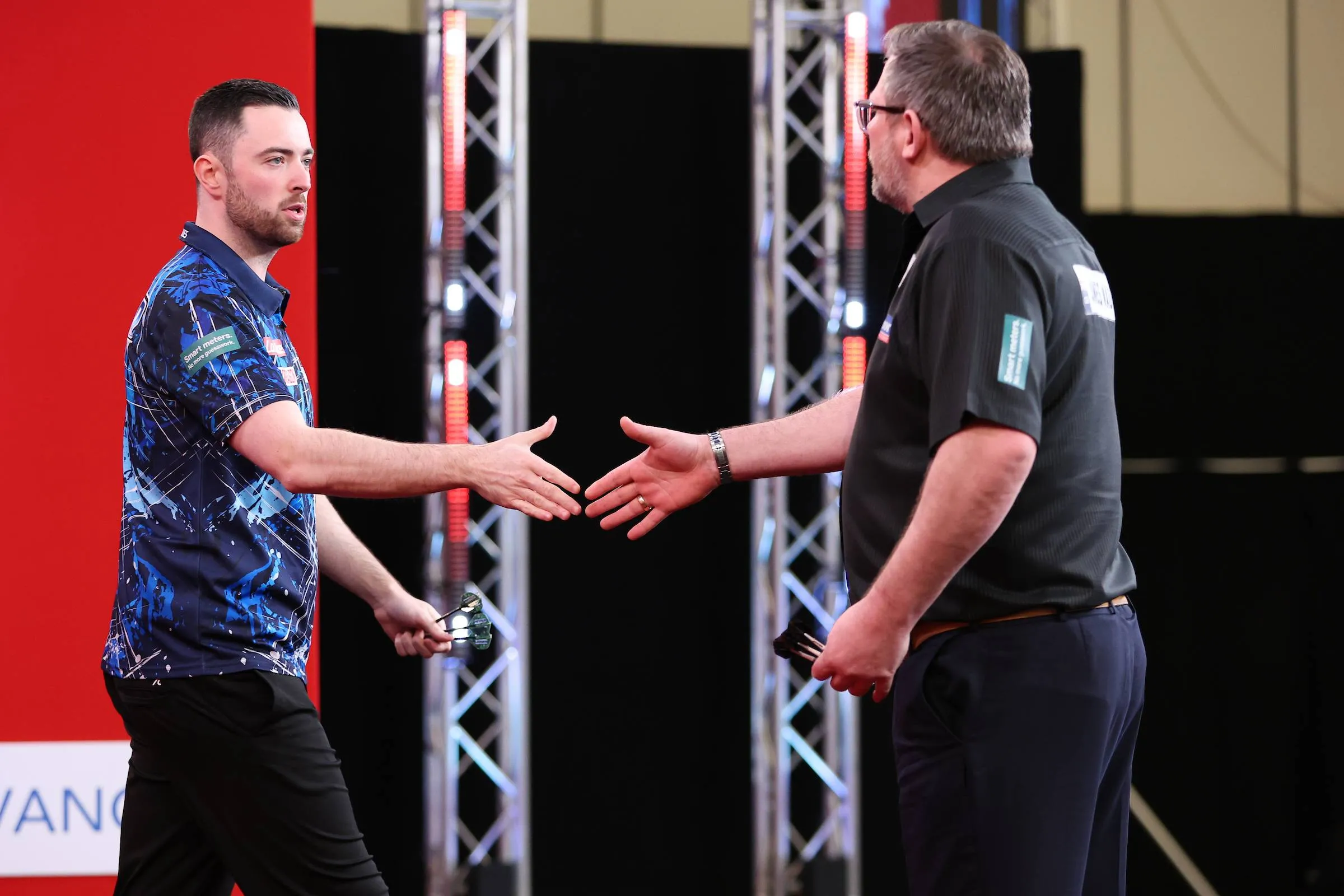 ''Iemand die mijn respect niet verdient ga ik geen knuffel geven'' - Luke Humphries reageert na koele handdruk met James Wade