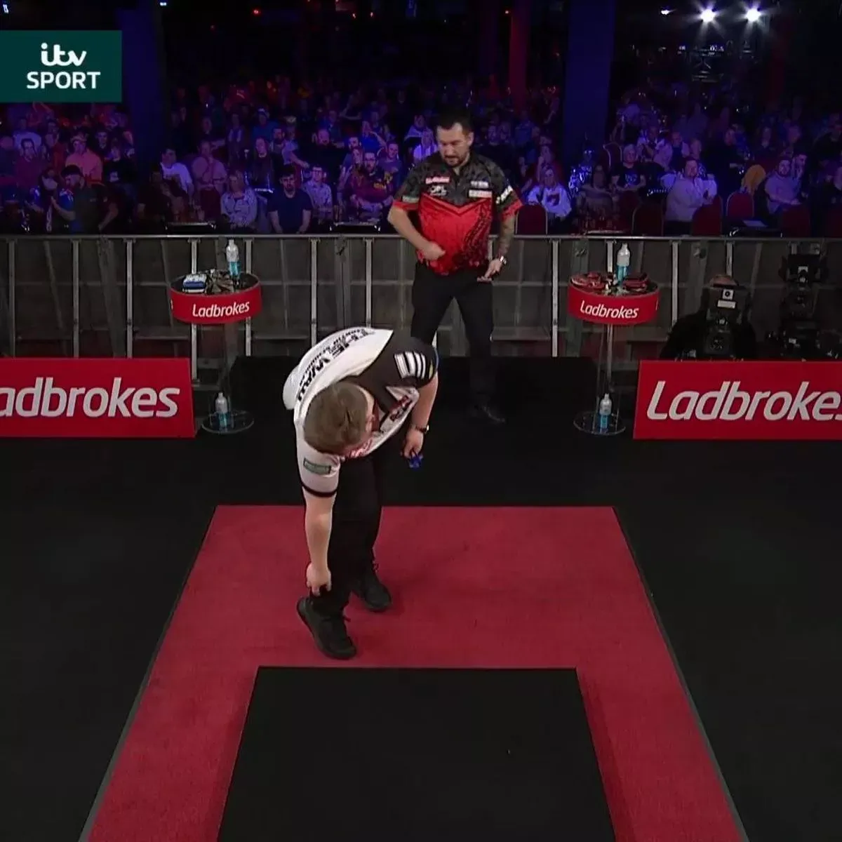 VIDEO: Martin Schindler krijgt op bizarre wijze dartspijl in de eigen voet