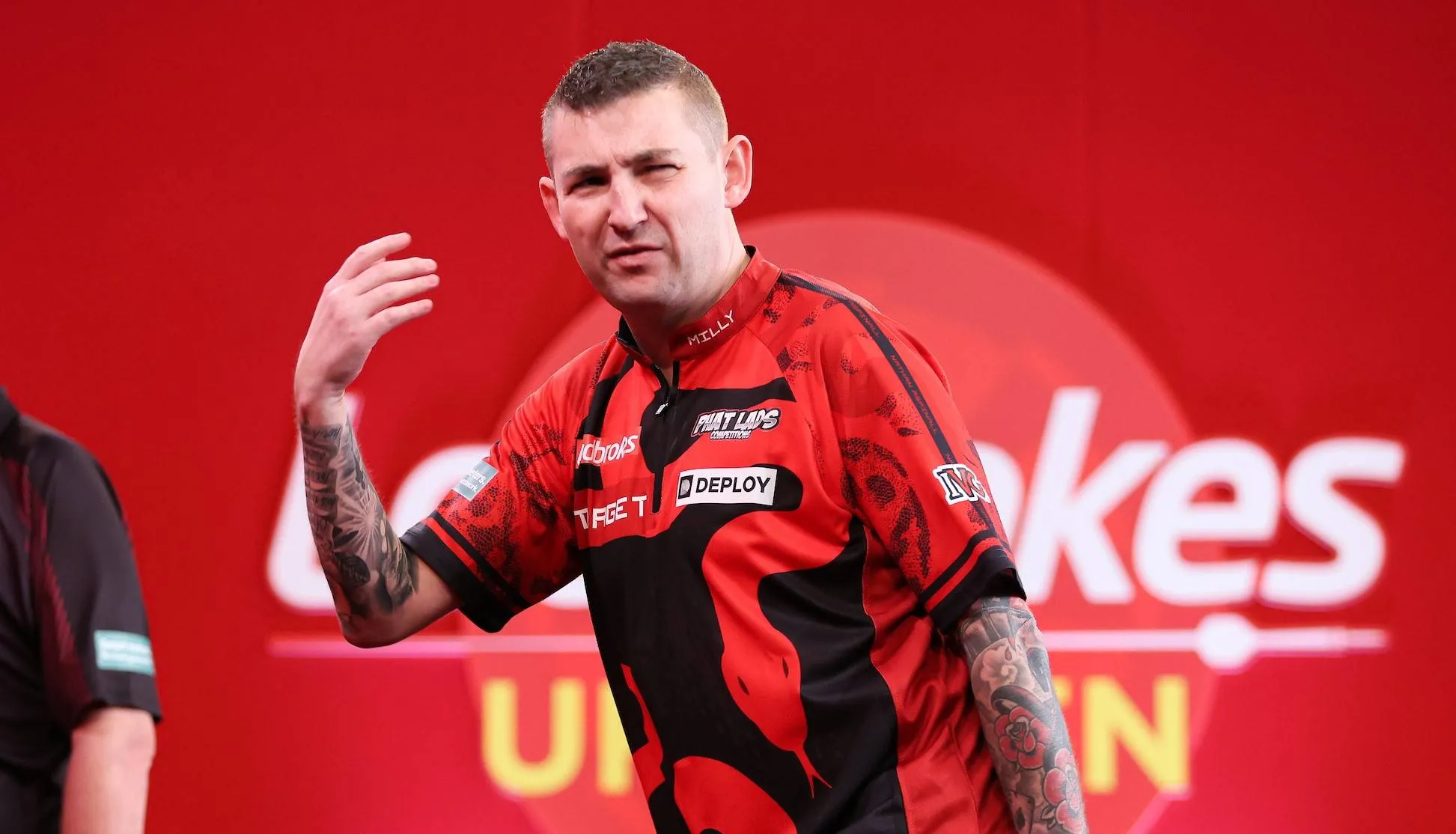 Nathan Aspinall wijst vervelende fans terecht: ''Stop met fluiten, de spelers hebben er last van''