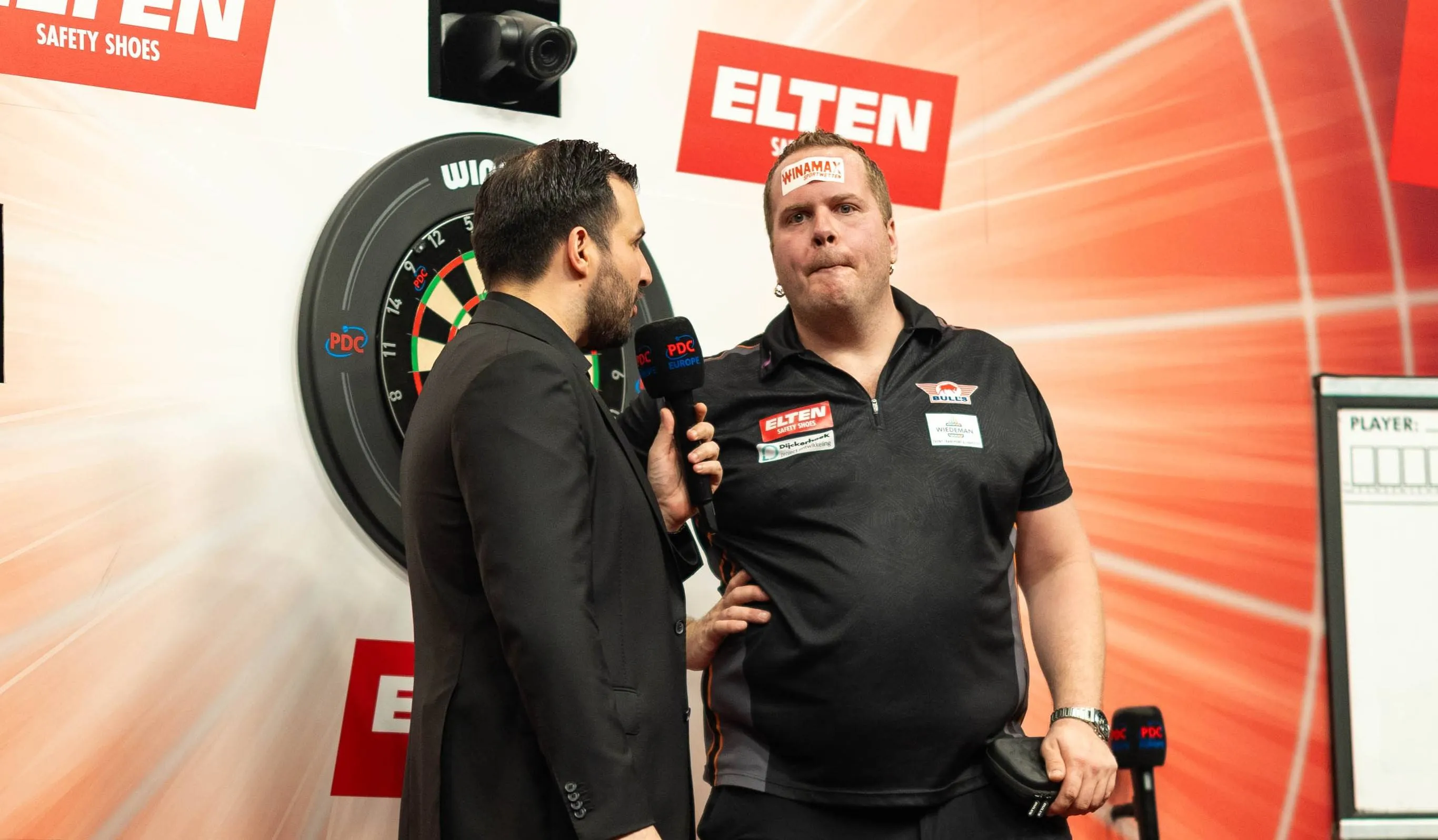 Van Duijvenbode geeft toernooisponsor wel hele prominente plek na zege op Van Gerwen