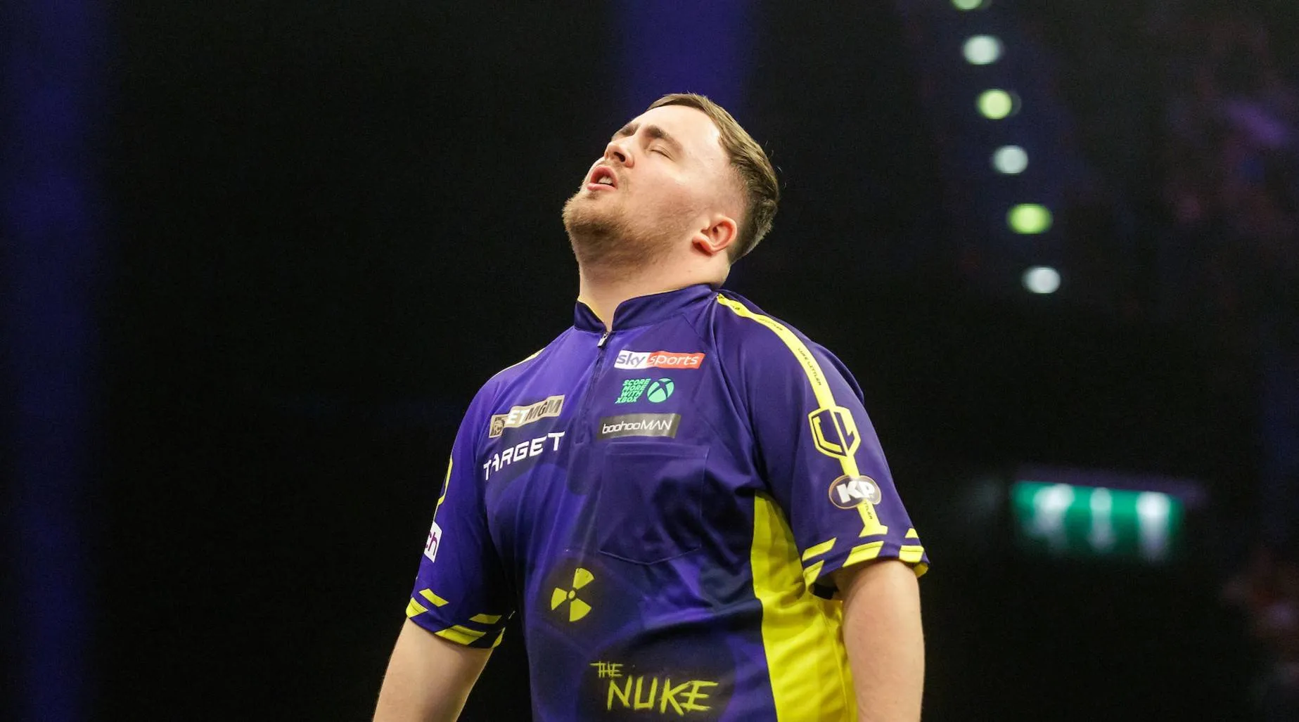 Beau Greaves verrast Luke Littler met een gemiddelde van 105 en bereikt de finale van het World Youth Championship tegen Gian van Veen