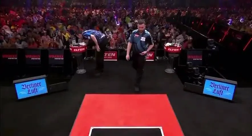 Luke Humphries verrast publiek met bizarre drinkactie tijdens Europese Darts Grand Prix: ''Was het op camera gekomen?''