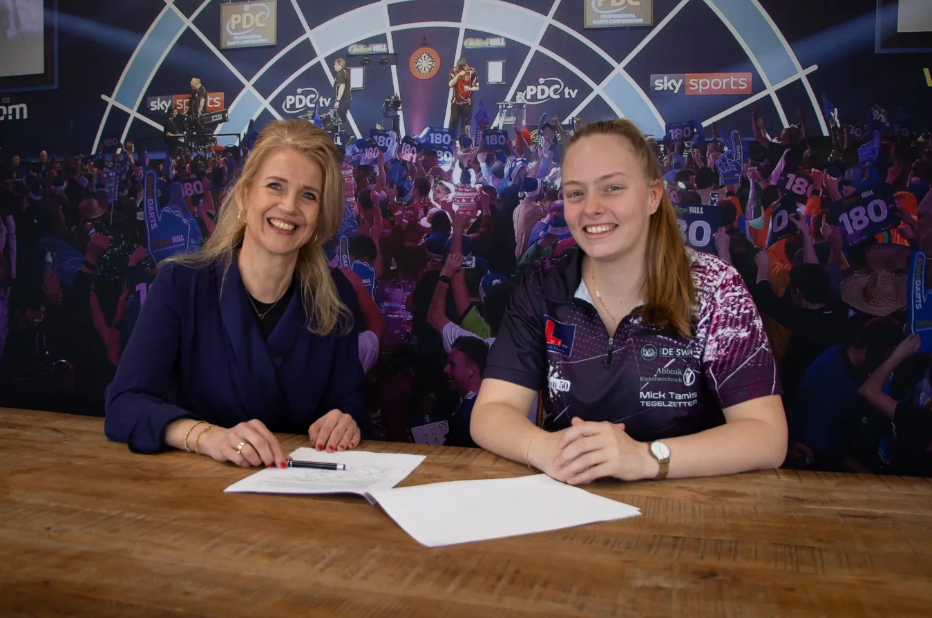 Nederlands dartsmerk Bull's NL strikt voor het eerst een Nederlandse topspeelster
