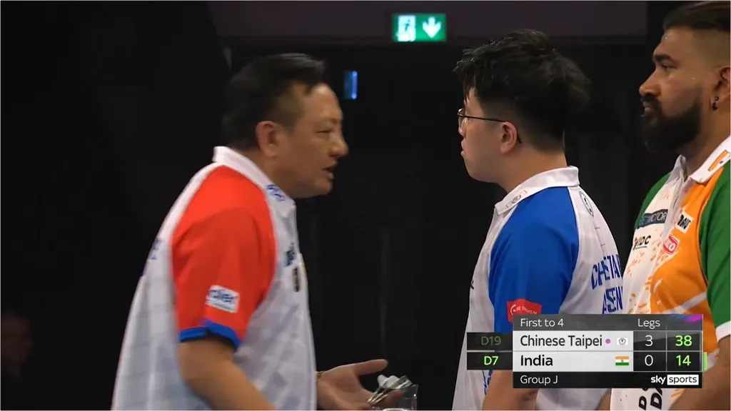 VIDEO: Teamgenoten Taiwan vliegen elkaar bijna in de haren na enorme flater van Pupo Teng-Lieh op World Cup of Darts