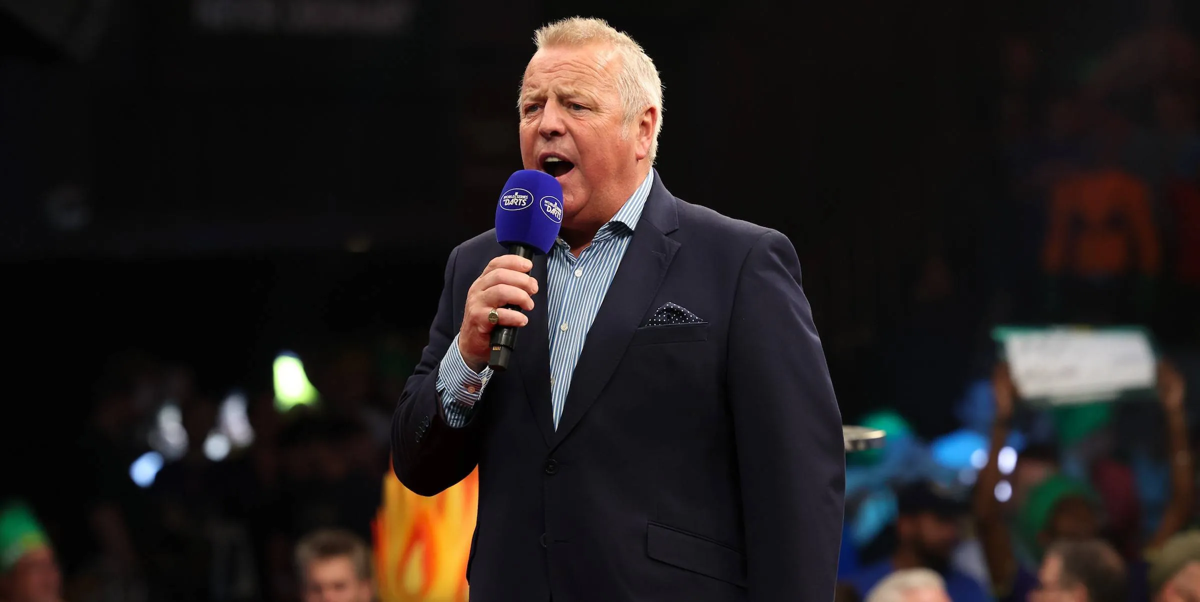 John McDonald kondigt een speler aan naar het podium