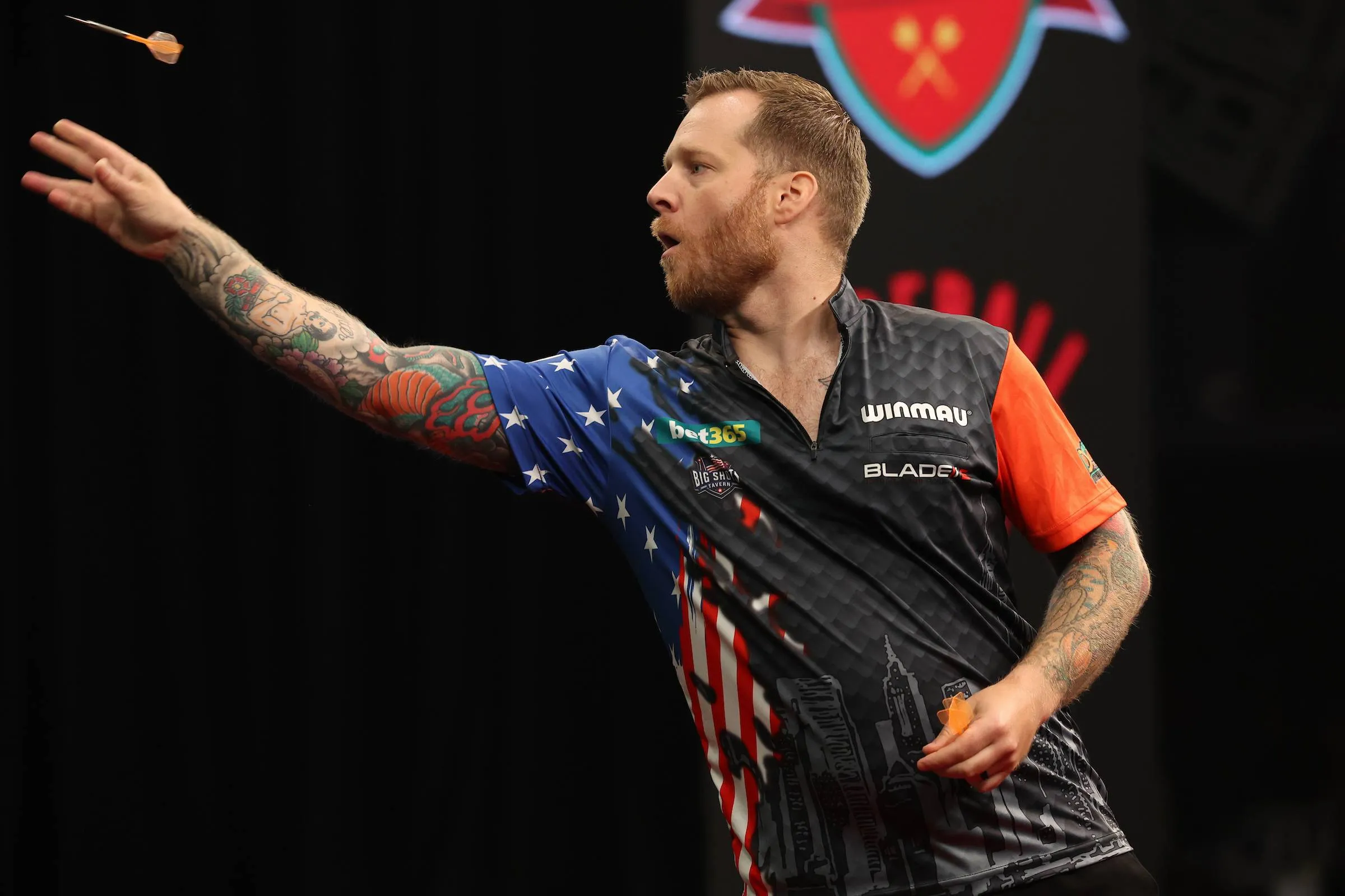 Jules van Dongen verrast dartswereld met comeback als linkshandige speler