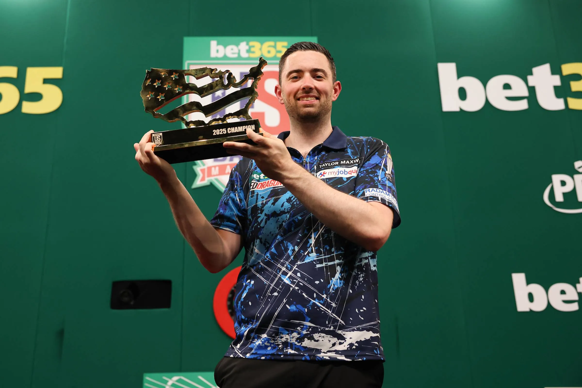 Luke Humphries toont de beker die hij kreeg na zijn eindzege op de US Darts Masters