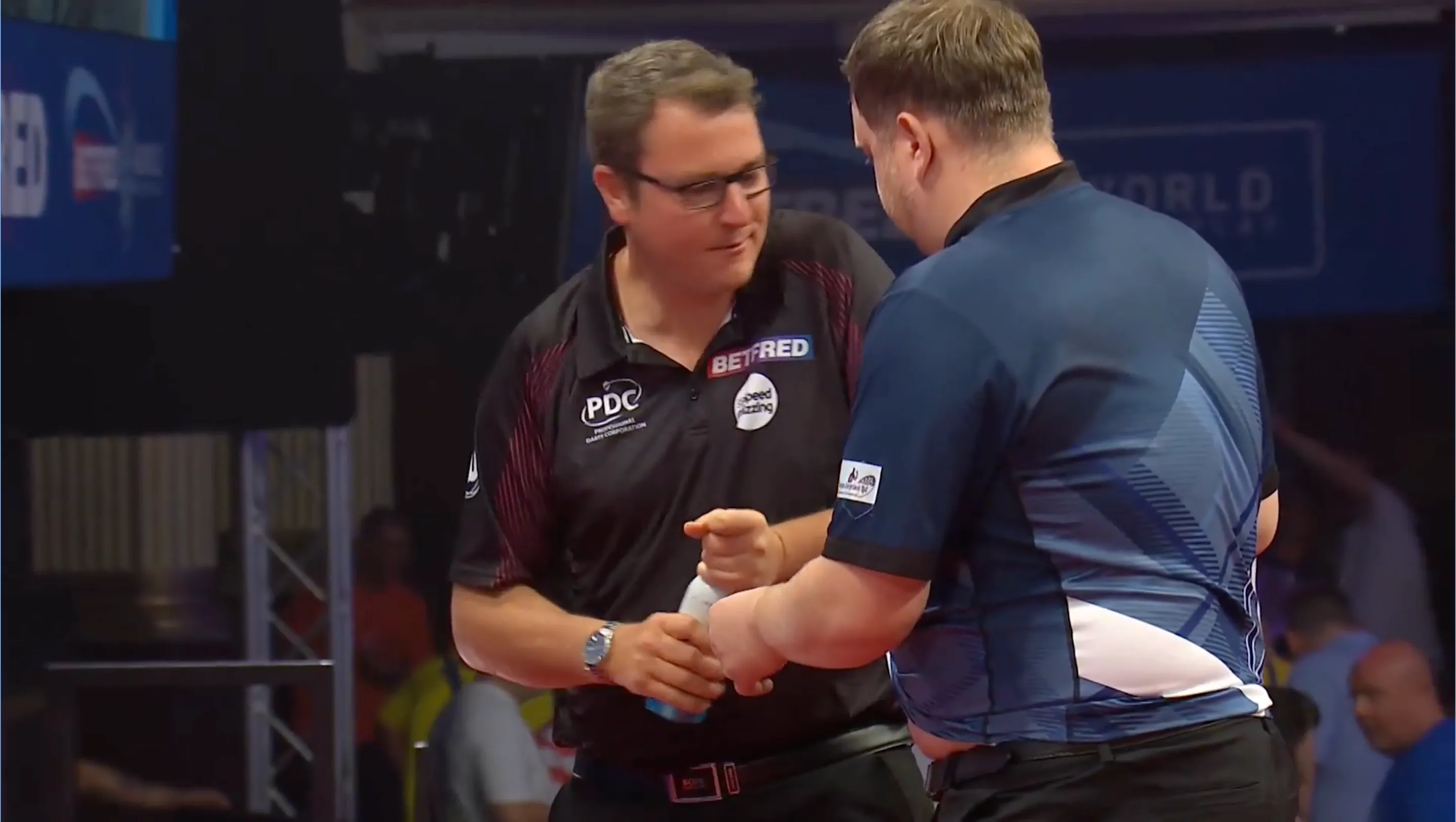 (VIDEO) Waterfles zorgt voor komisch moment bij debuut Cameron Menzies op World Matchplay