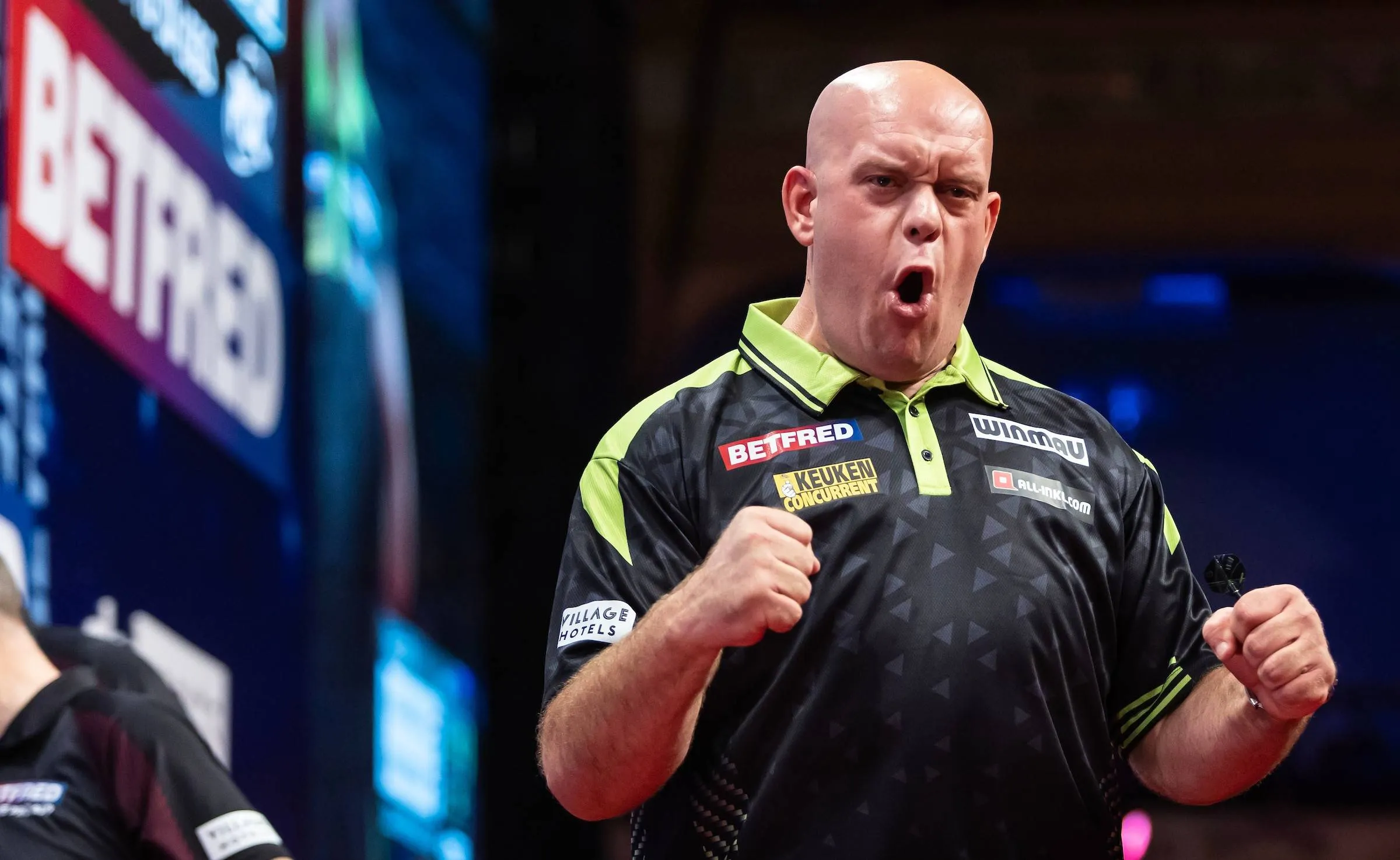 Fenomenale Michael van Gerwen vernedert Mike De Decker met whitewash en 113 gemiddeld op Czech Darts Open