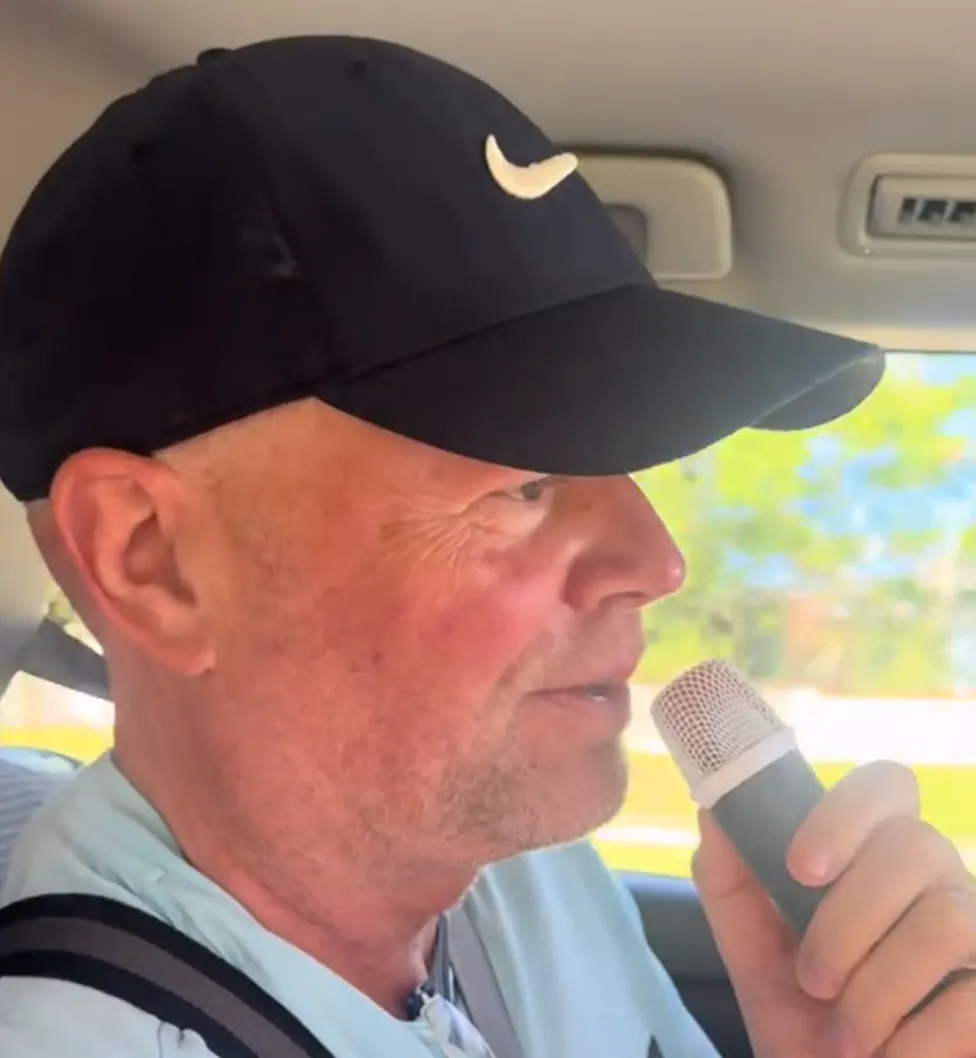 "Hij neemt het echt serieus, alsof hij auditie doet voor Idols" - Van der Voort lacht om zingende Van Barneveld in Amerika