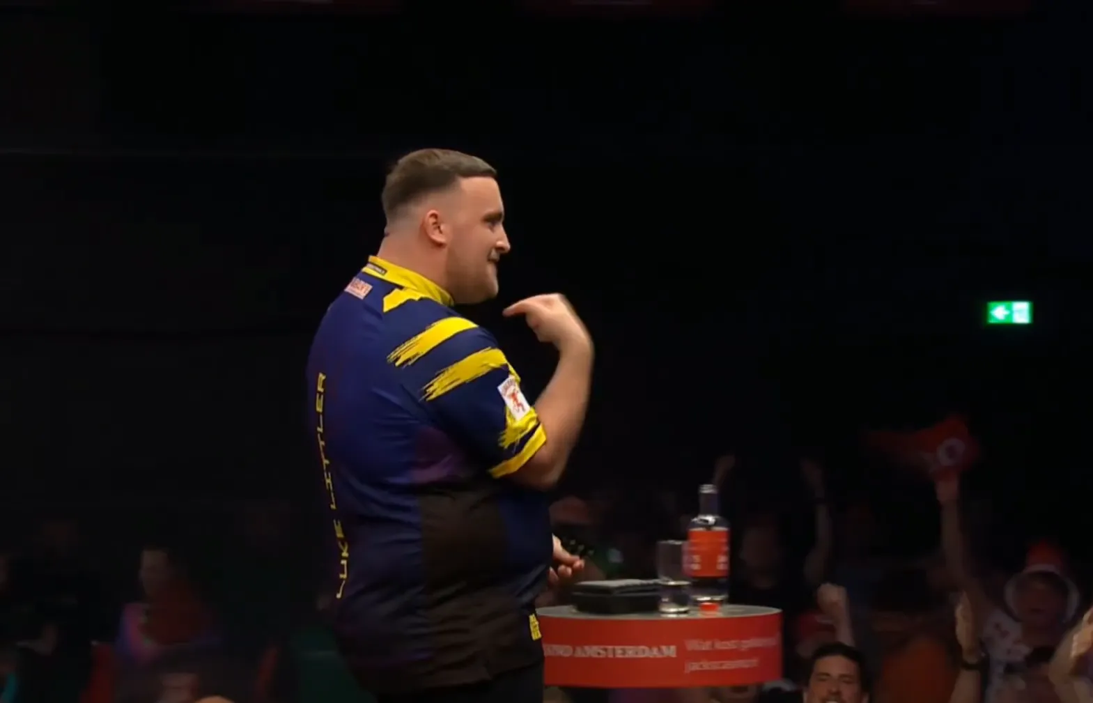 VIDEO: Littler daagt Nederlandse fans uit na knap staaltje psychologische oorlogsvoering in finale tegen Van Gerwen