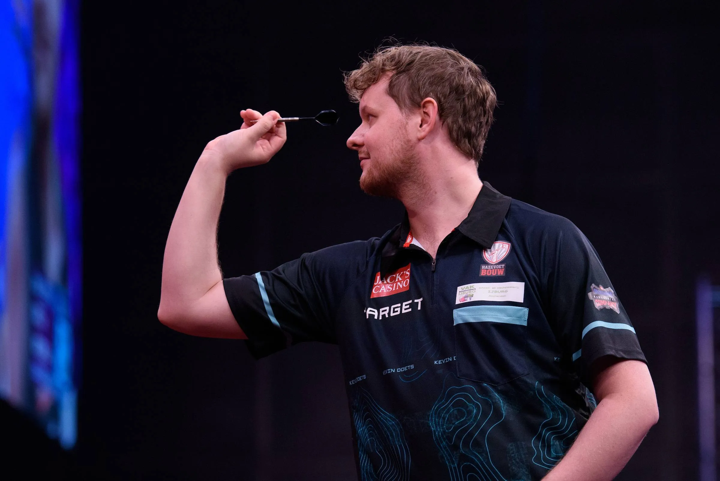 Kevin Doets mikt zijn dartpijl