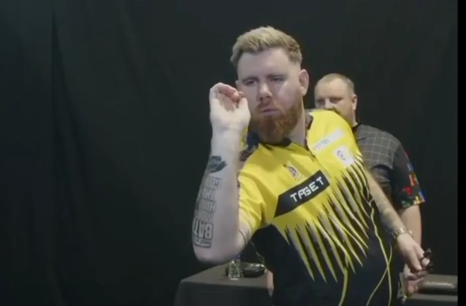 VIDEO: Scott Williams zichtbaar geplaagd door darteritus tijdens Players Championship 33