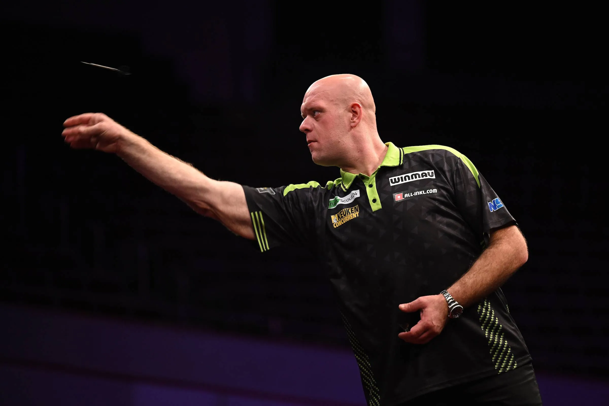 Van Gerwen krijgt flink tegengas van 13-jarige dartssensatie op demonstratietoernooi; Dobey maakt indruk met gemiddelde van 111