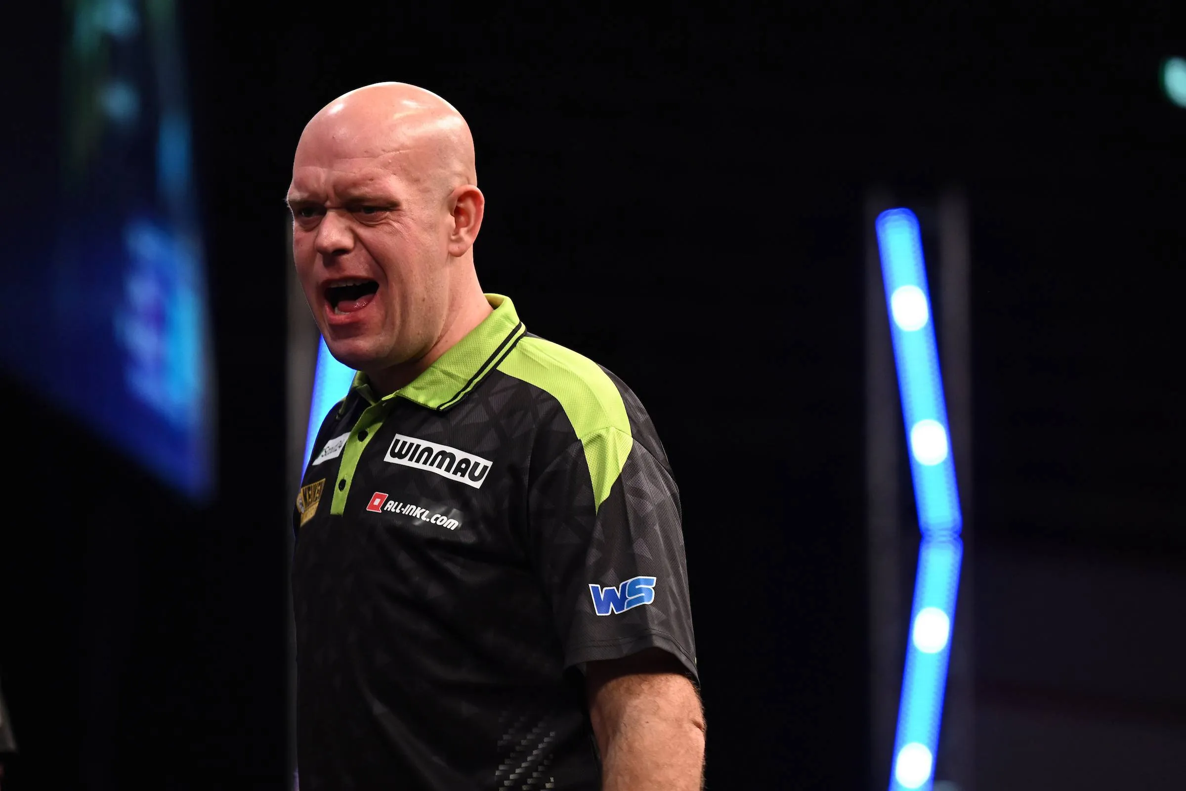 Van Gerwen overleeft zeven matchdarts tegen Wessel Nijman op EK Darts; Gian van Veen boekt overtuigende overwinning op Damon Heta