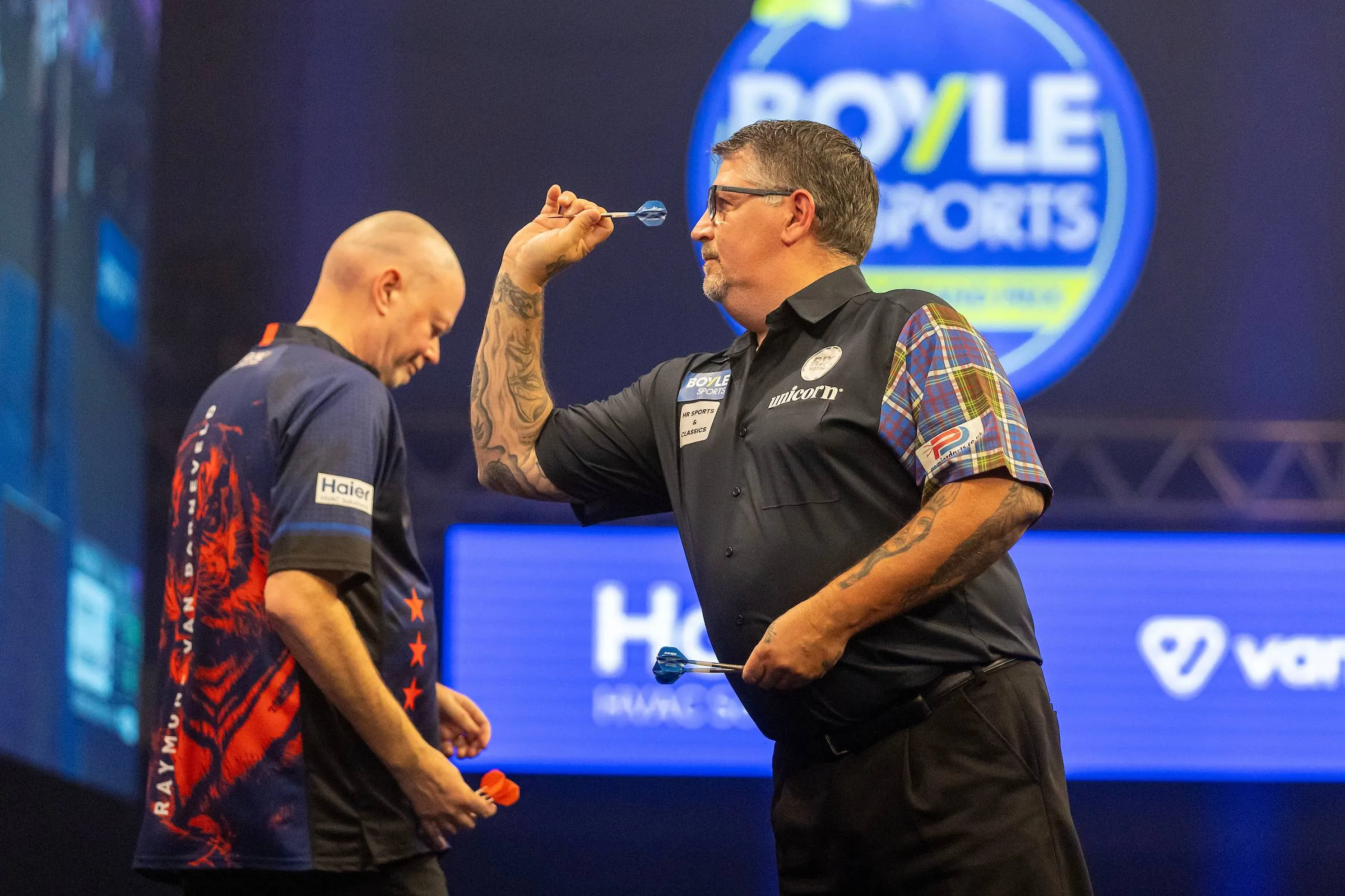 Van Barneveld bekritiseerd na misgelopen handdruk met Anderson: ''Het is Raymond z’n fout, honderd procent''