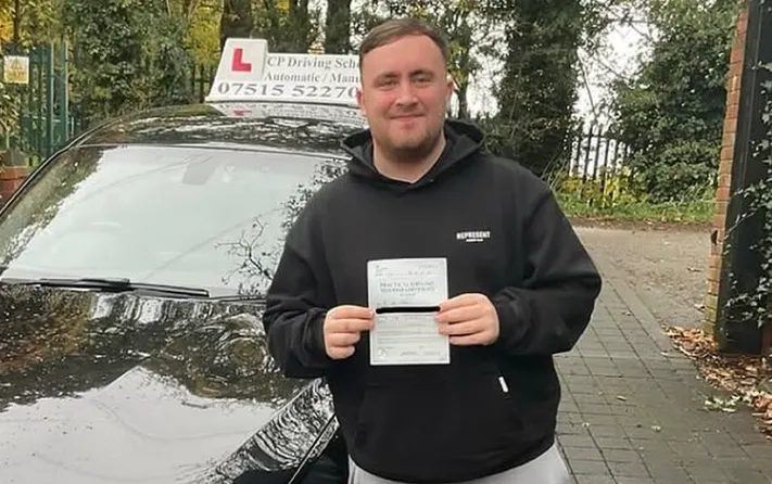 Luke Littler haalt in één keer zijn rijbewijs en kan droomauto van £30.000 eindelijk aanschaffen