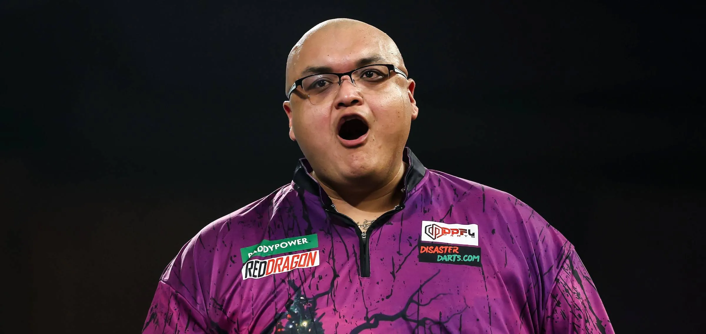 Adam Sevada juicht met open mond