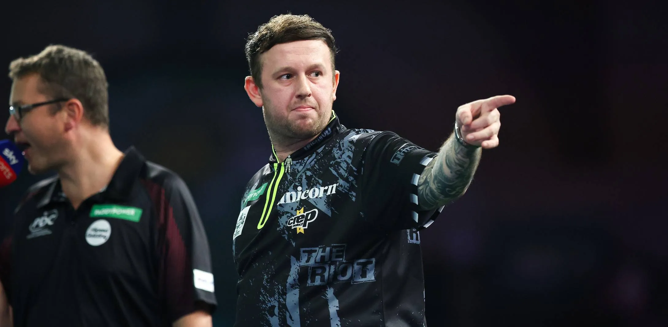 Callan Rydz wijst met zijn vinger.