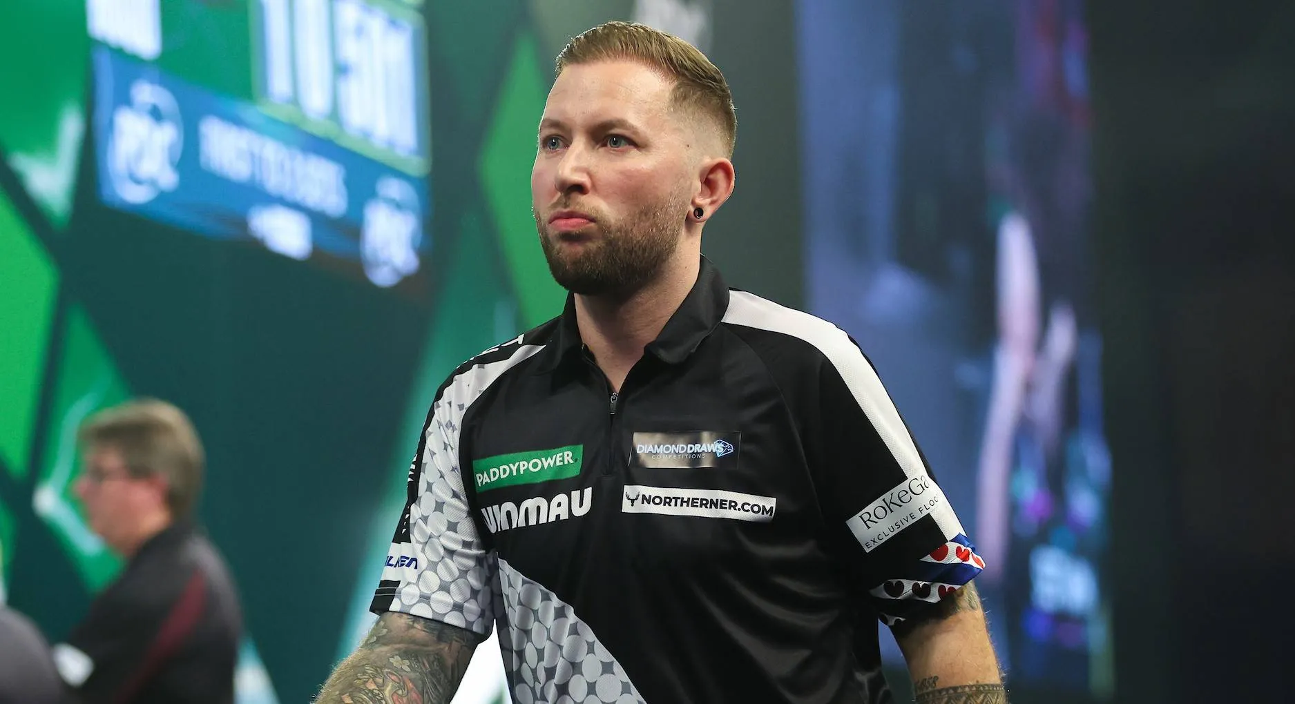 Danny Noppert loopt het podium af.