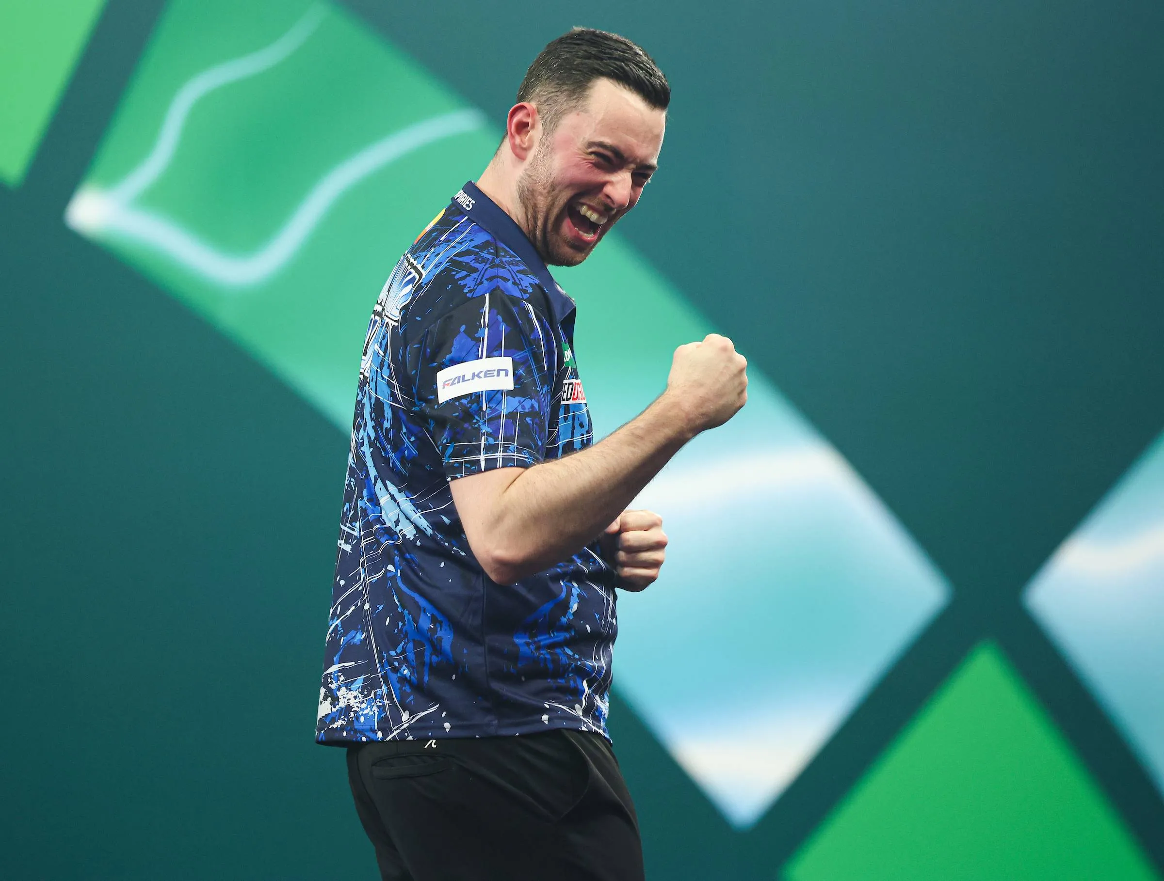 Luke Humphries balt de vuist