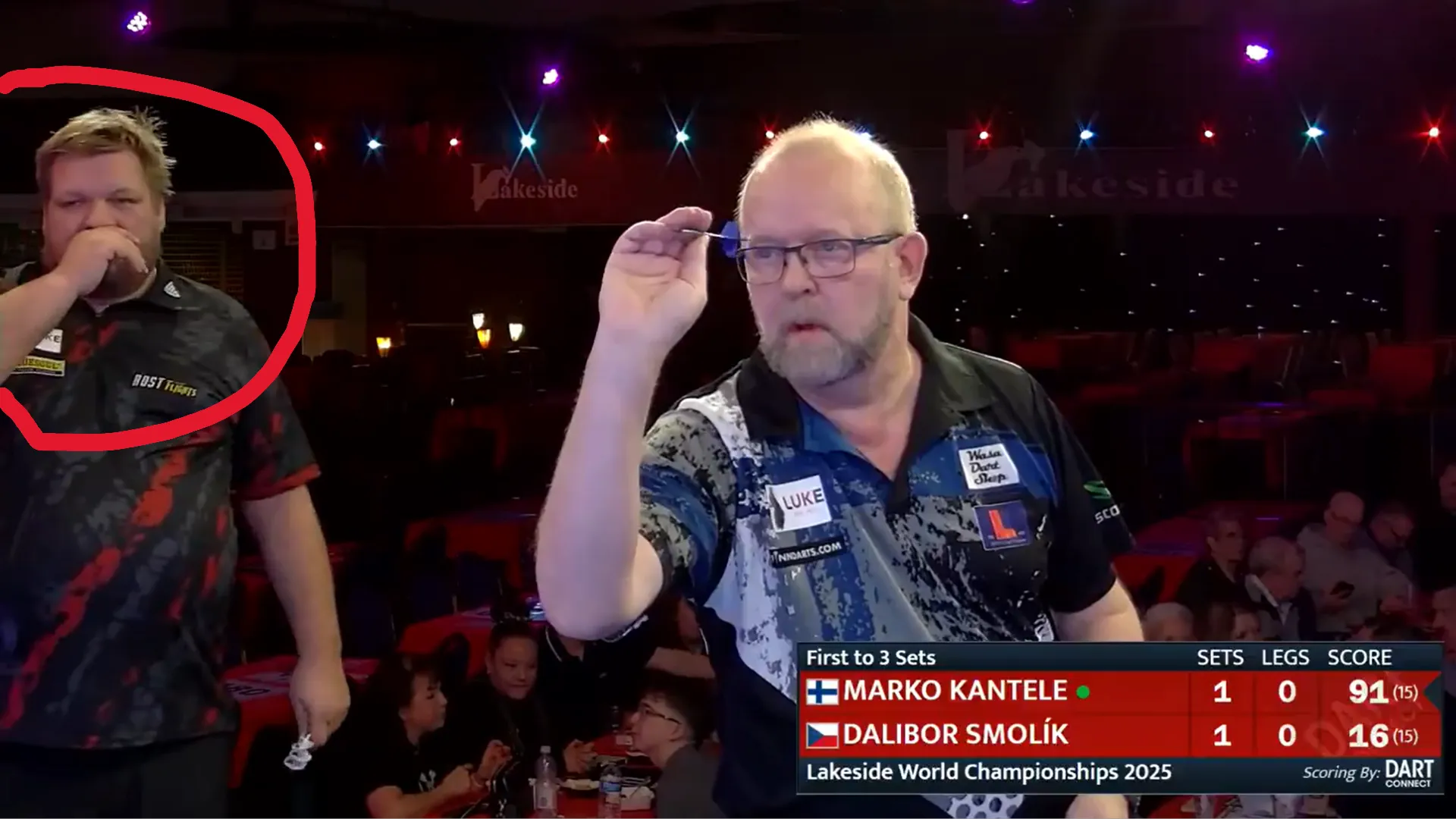 VIDEO: Dalibor Smolik rent halverwege zijn wedstrijd op het WDF-WK van het podium af voor een sanitaire stop