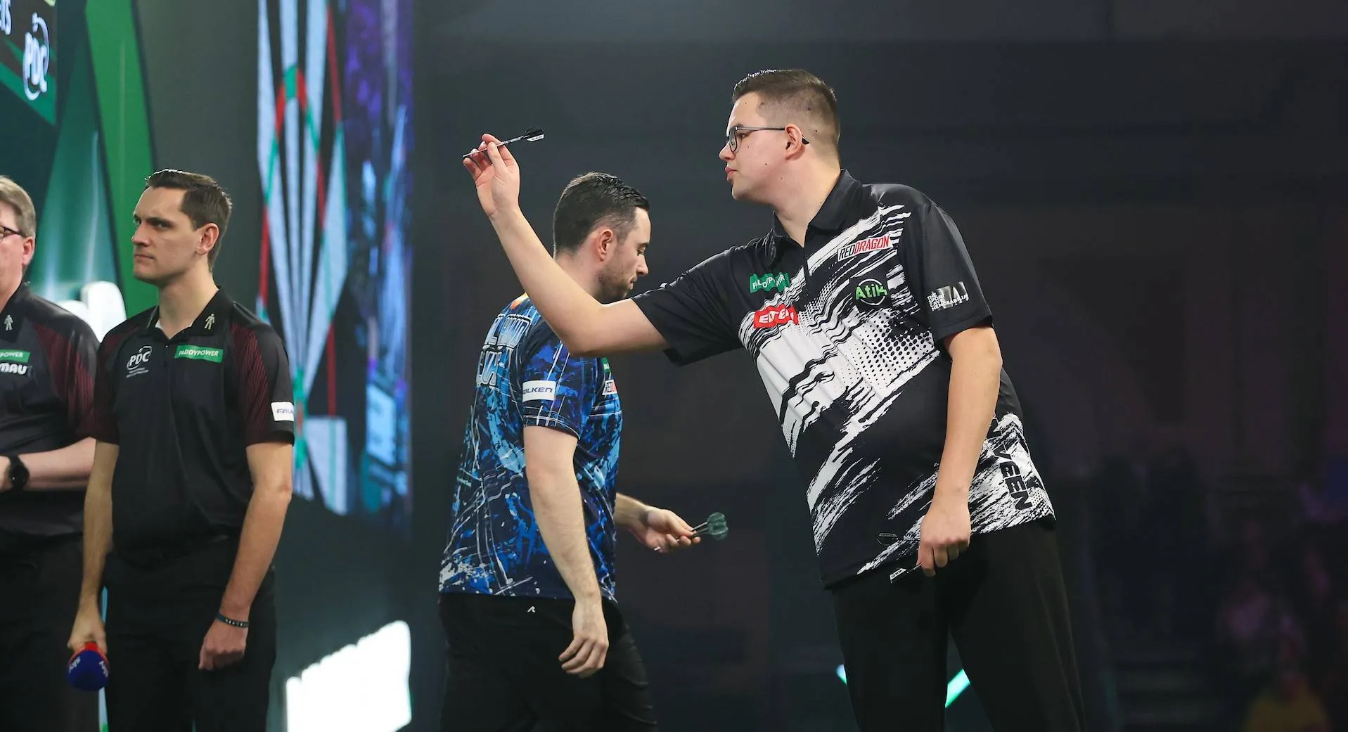 Gian van Veen &amp; Luke Humphries in actie op het WK-podium