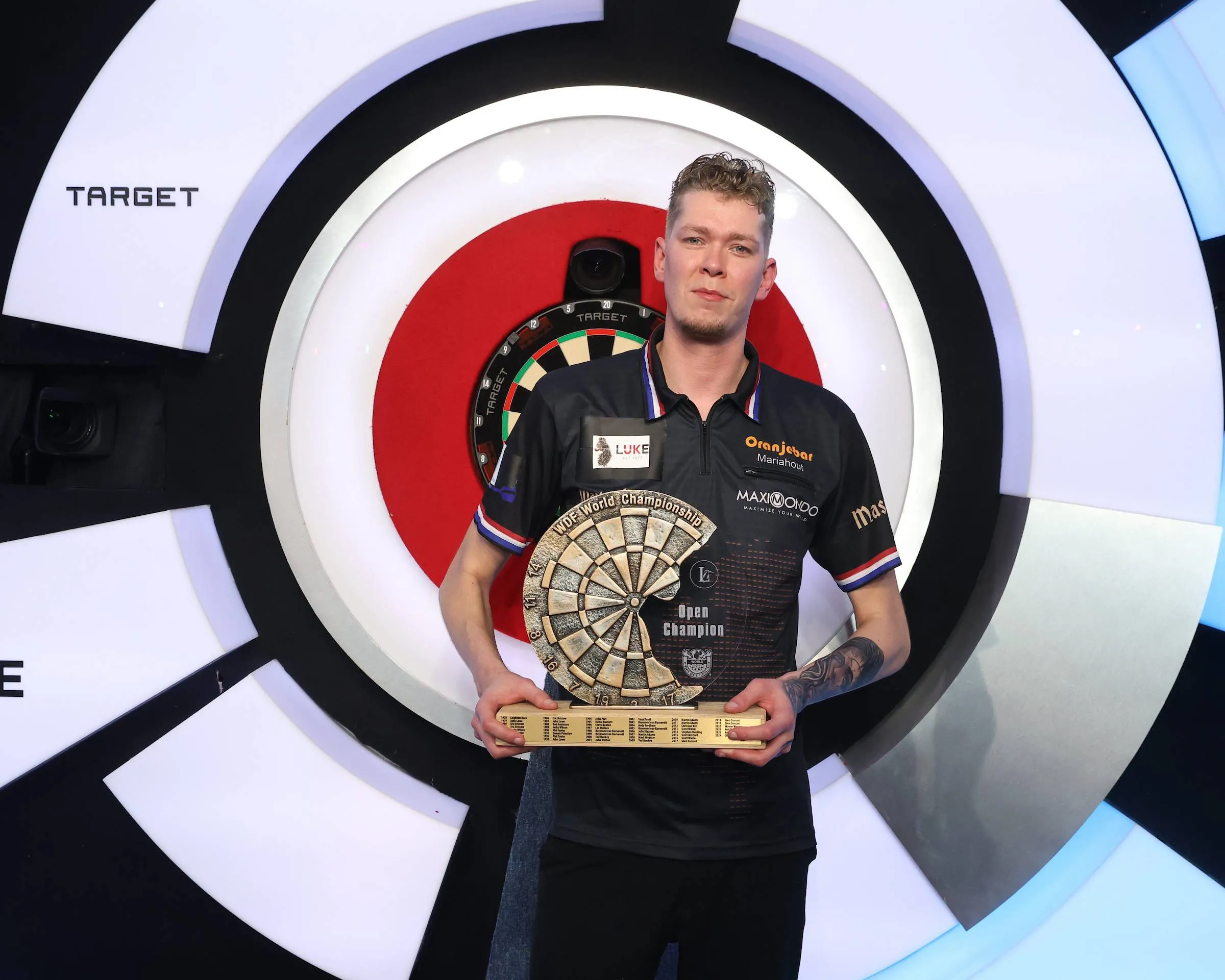 Jimmy van Schie houdt de Lakeside-trofee in zijn handen.