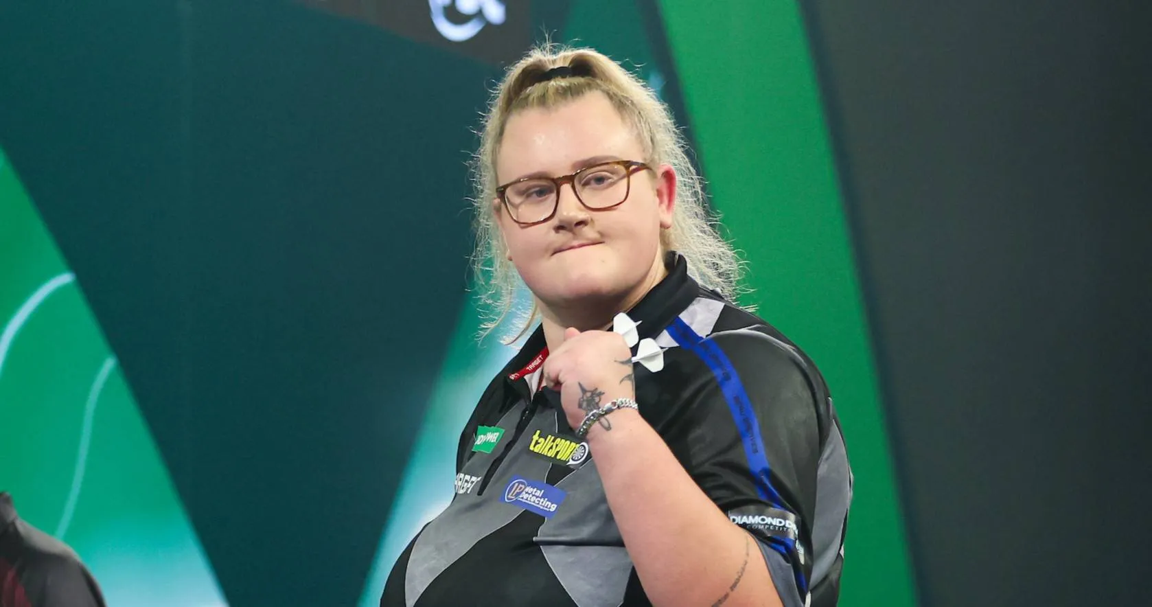 Beau Greaves balt haar vuist na het winnen van een leg.