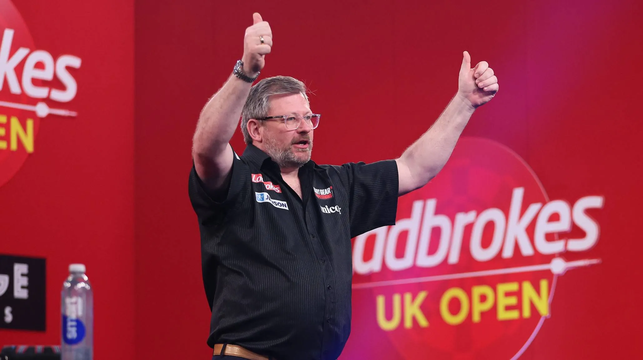 James Wade steekt zijn duim op