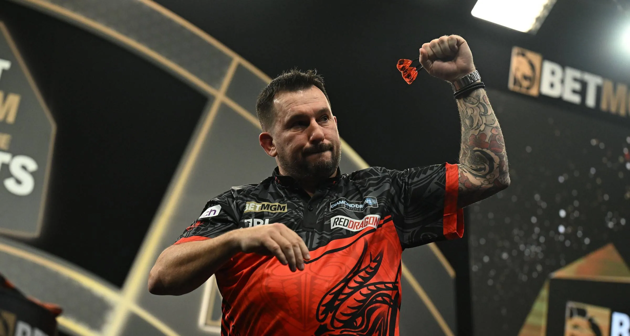 Jonny Clayton balt zijn vuist