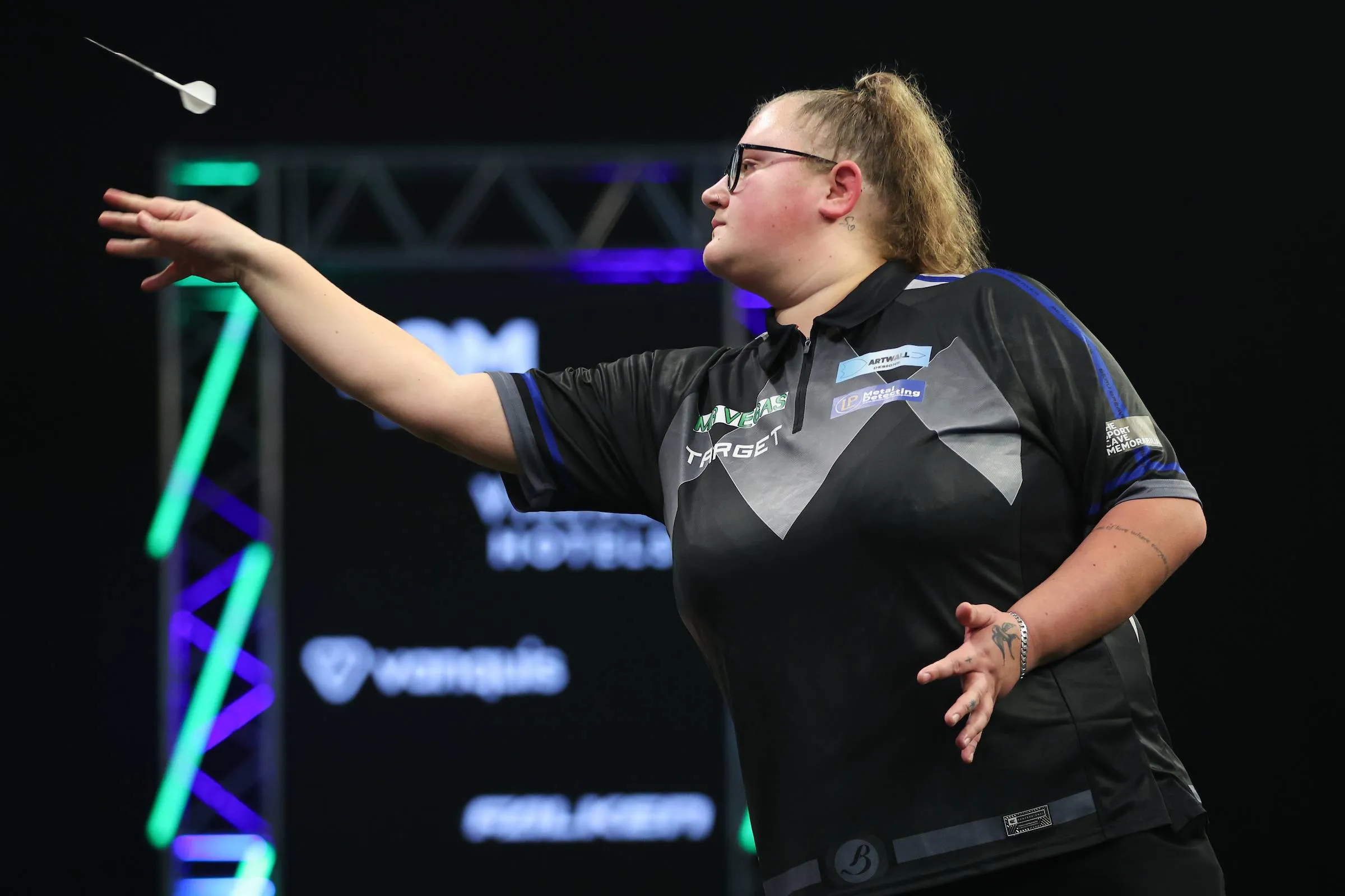 Beau Greaves in actie op het podium