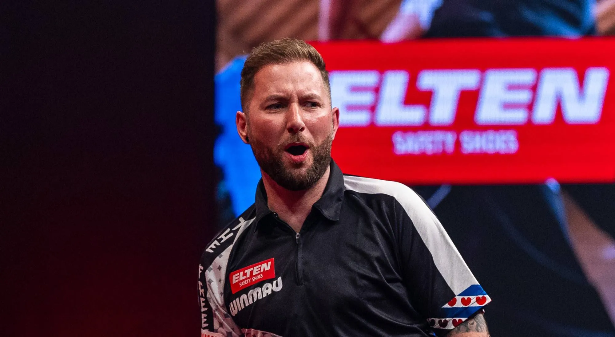 Danny Noppert in actie op de European Darts Grand Prix