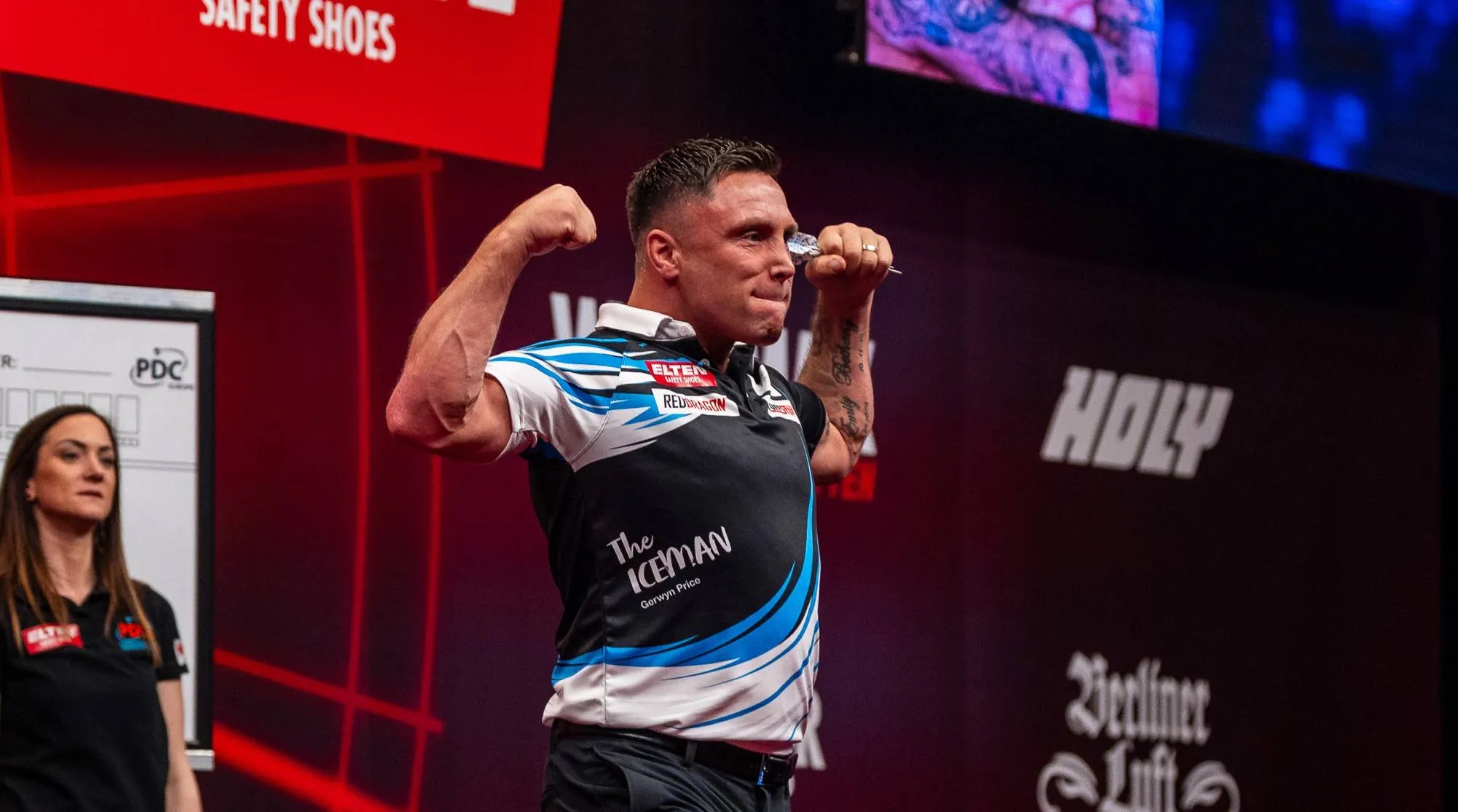 Gerwyn Price toont zijn spierballen.