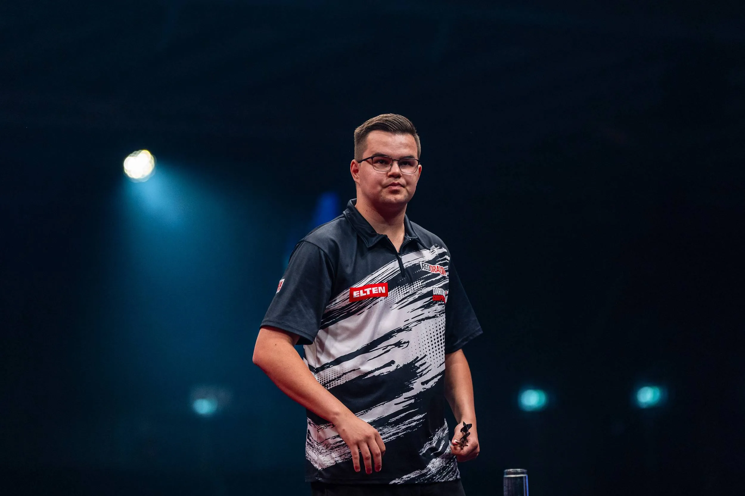 Gian van Veen staart in de verte.