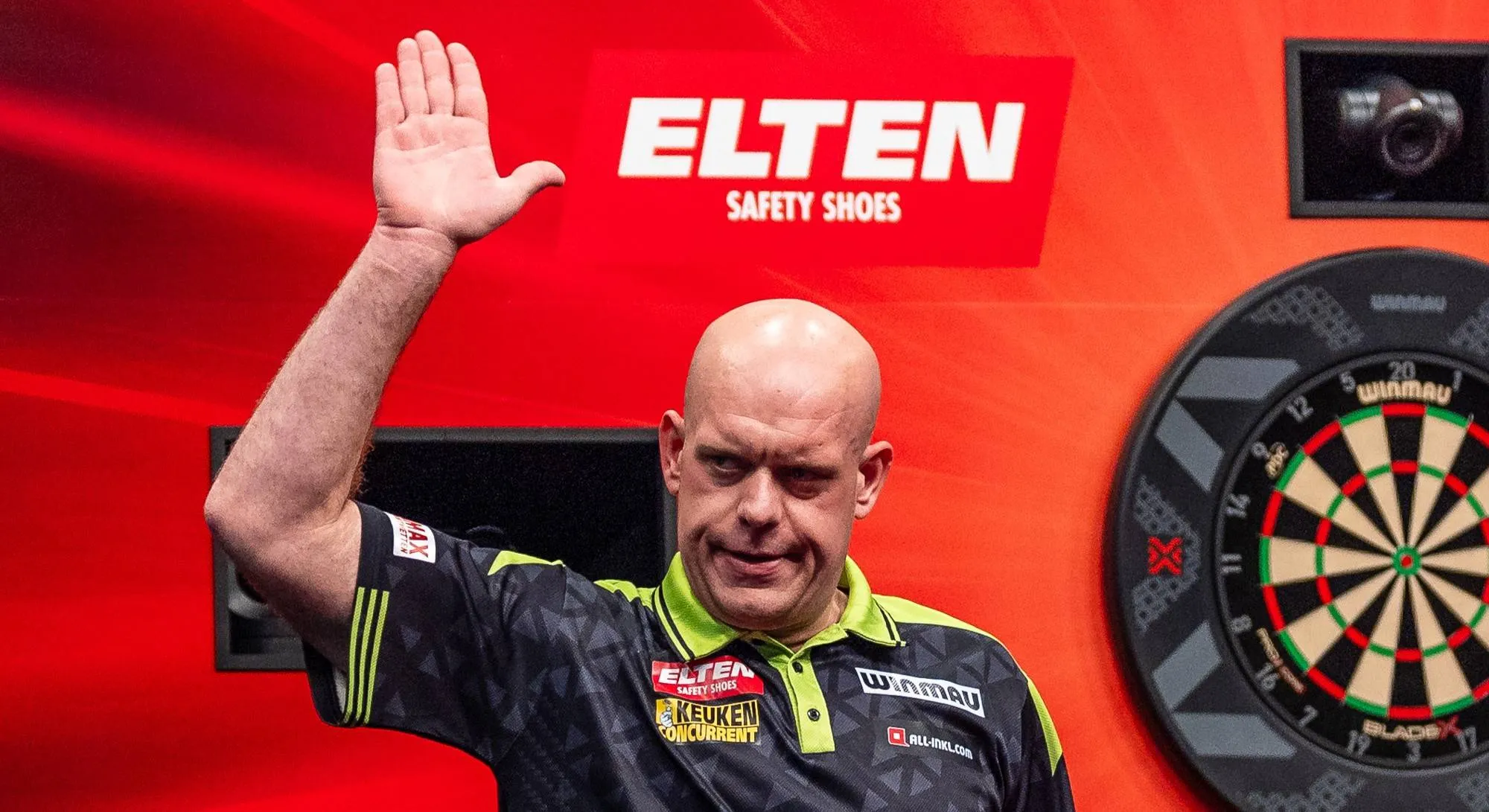 Michael van Gerwen zwaait richting het publiek.