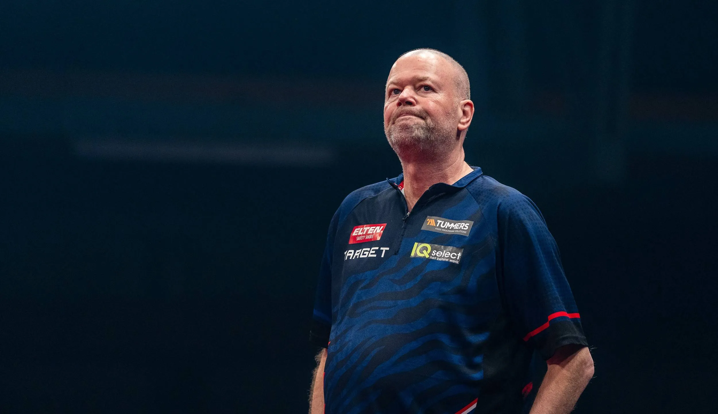 Raymond van Barneveld baalt op het podium