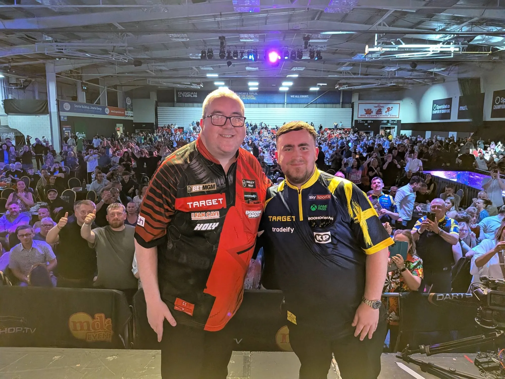 Stephen Bunting en Luke Littler bij een demonstratietoernooi