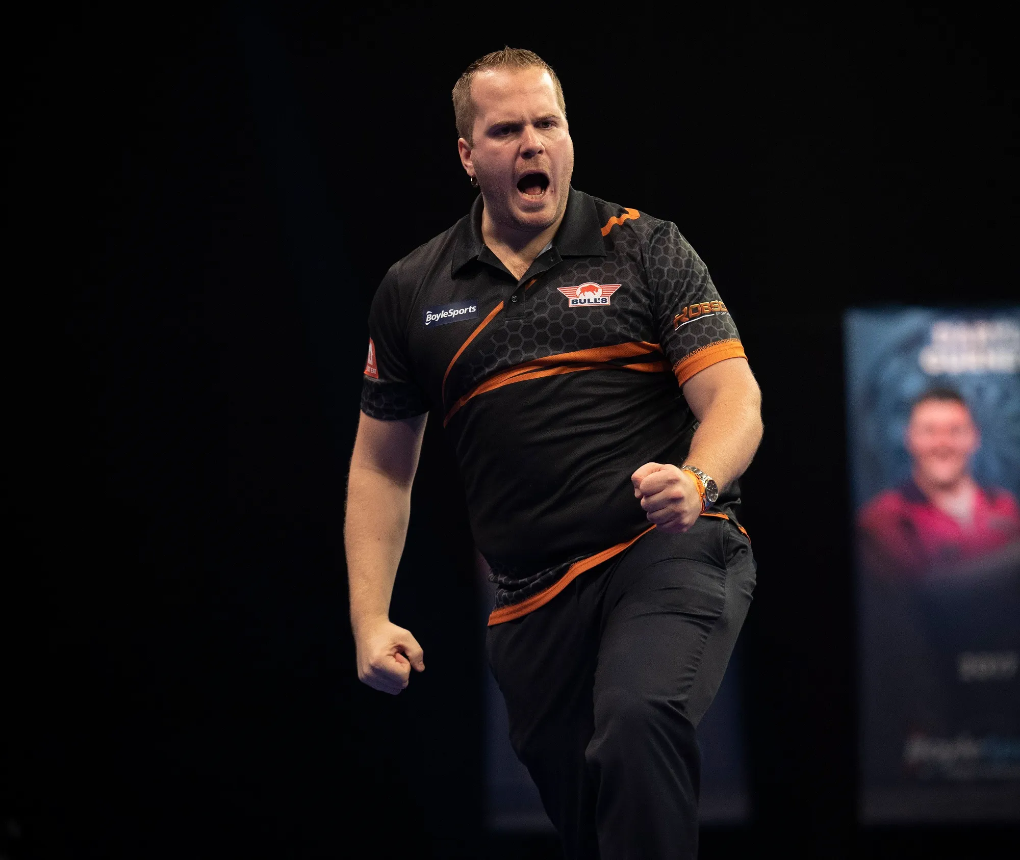 Getergde Van Duijvenbode bereikt eerste major-kwartfinale met overwinning op Van den Bergh