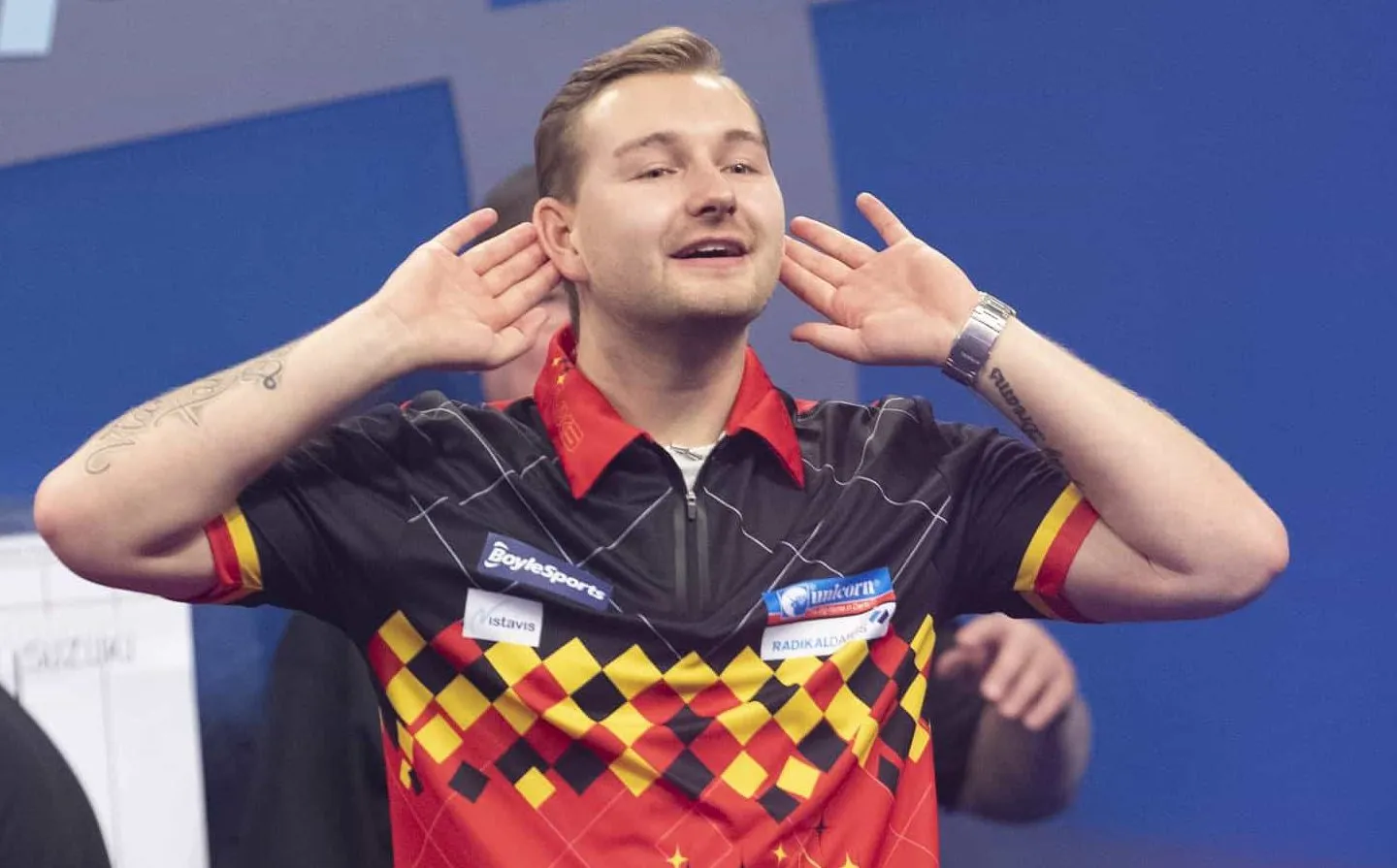 Van den Bergh wint met hoogste gemiddelde ooit op Grand Slam; geblesseerde Anderson start met moeizame zege