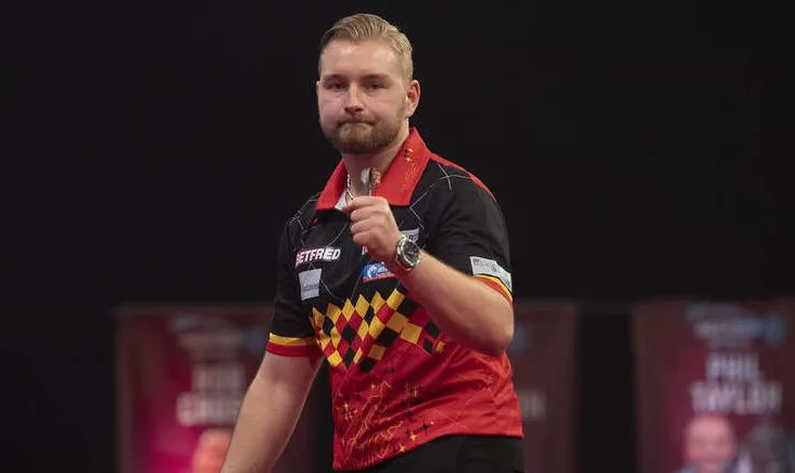 Van den Bergh naar tweede ronde World Grand Prix na overwinning op Smith