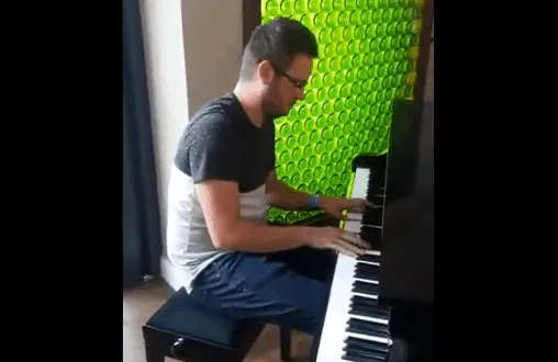 VIDEO: Darter Adam Hunt vertoont pianokunsten in isolatiehotel
